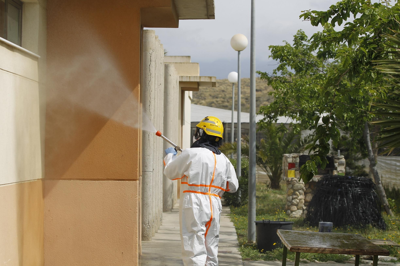 Fotogalería actuación INFOCA y UME por el coronavirus en Almería. Covid-19