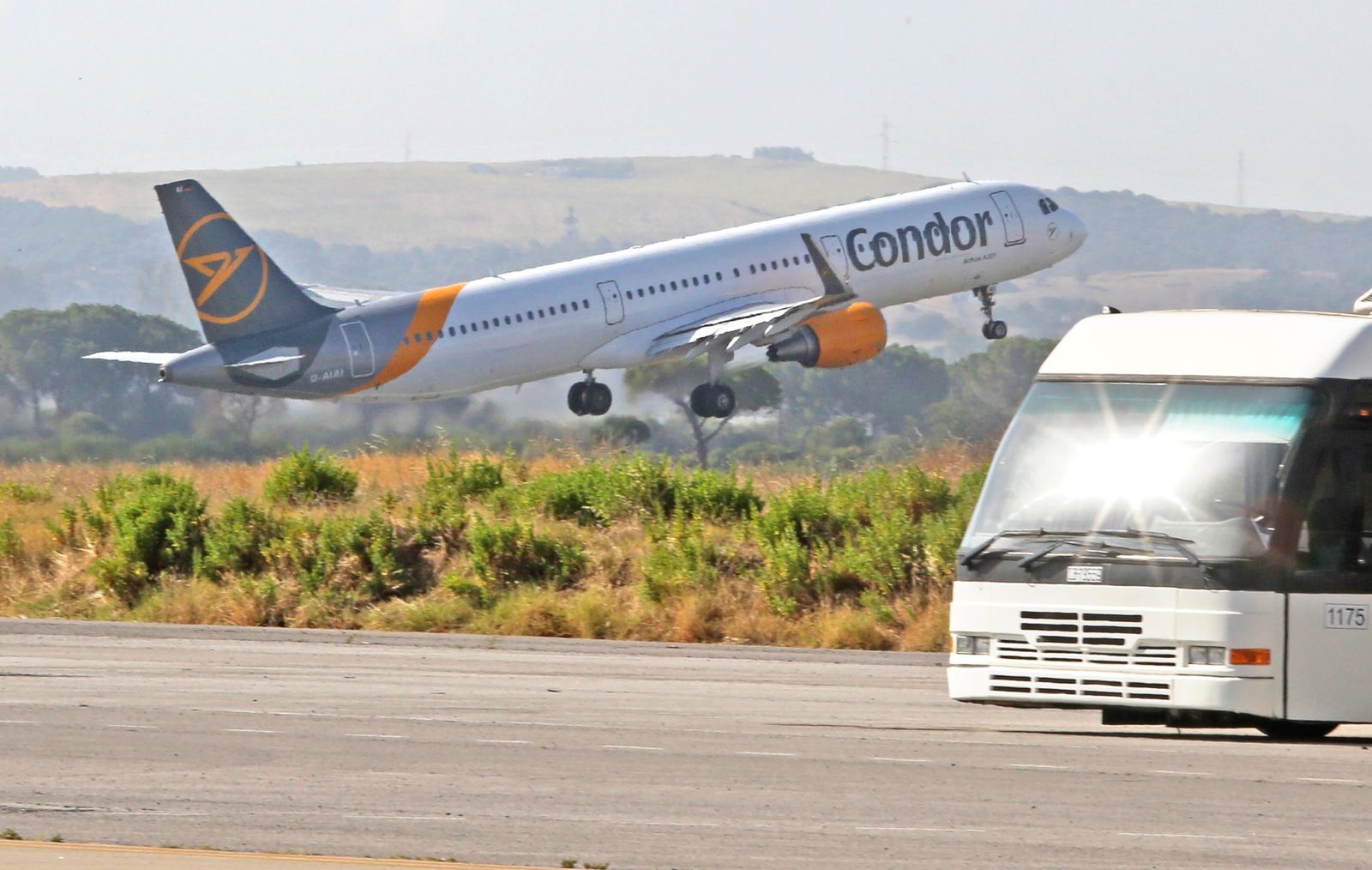 Un avión despega del aeropuerto de Jerez.