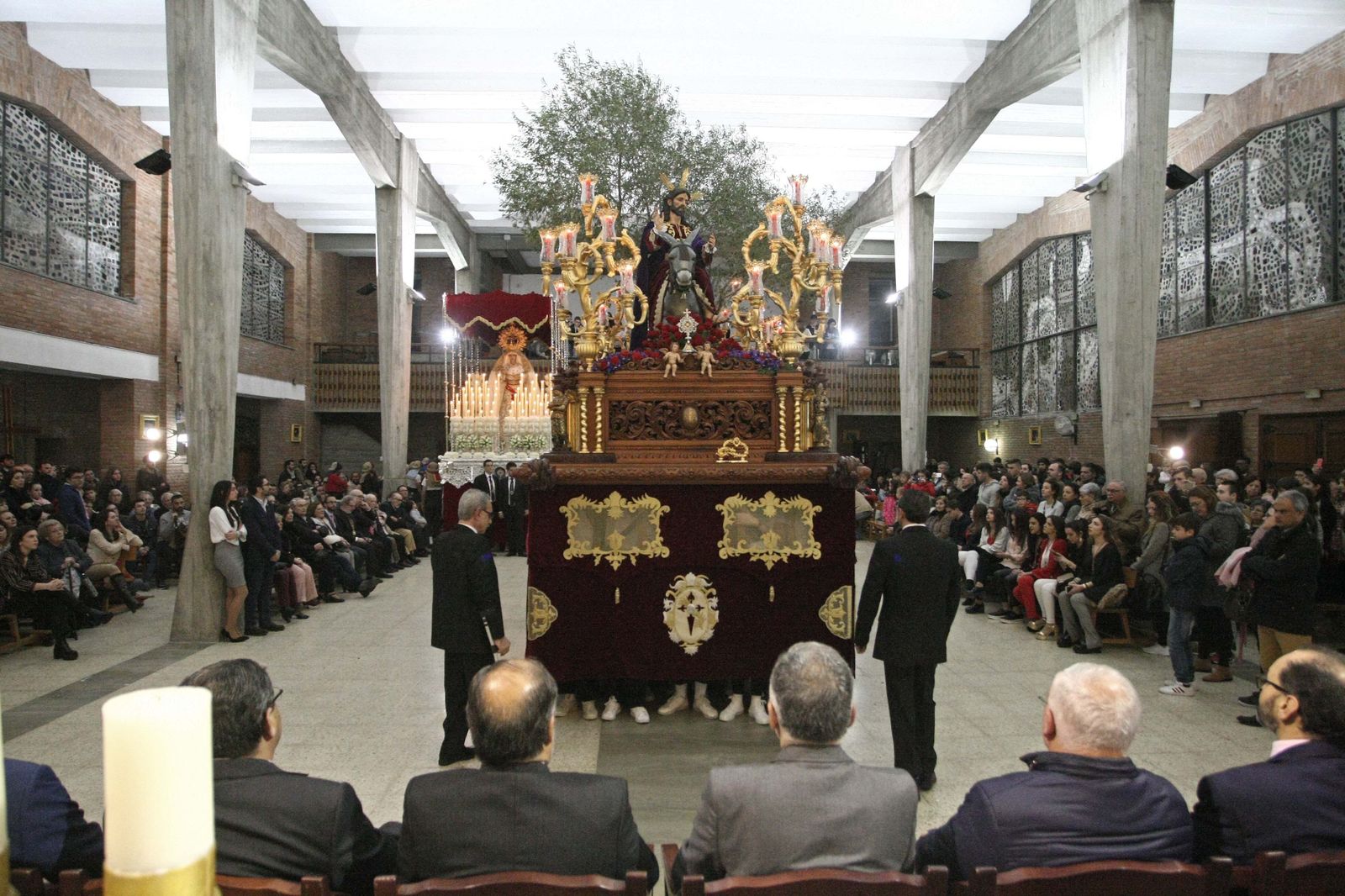 La primera levantá de la Borriquita, el pistoletazo de salida íntimo de la Semana Santa.
