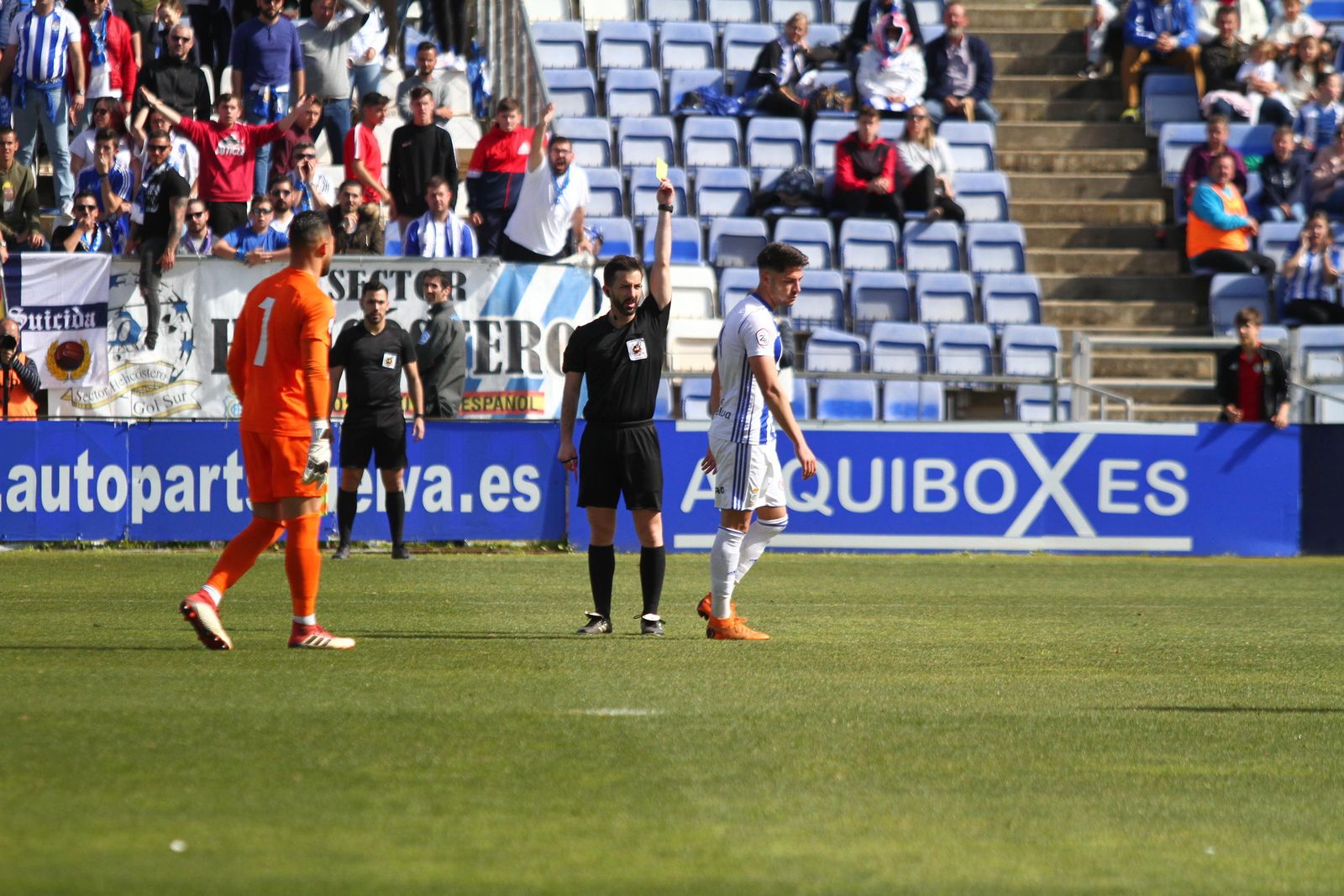 Caye Quintana ve la amarilla, su quinta amonestación del primer ciclo, en el encuentro del pasado domingo ante el Jumilla.