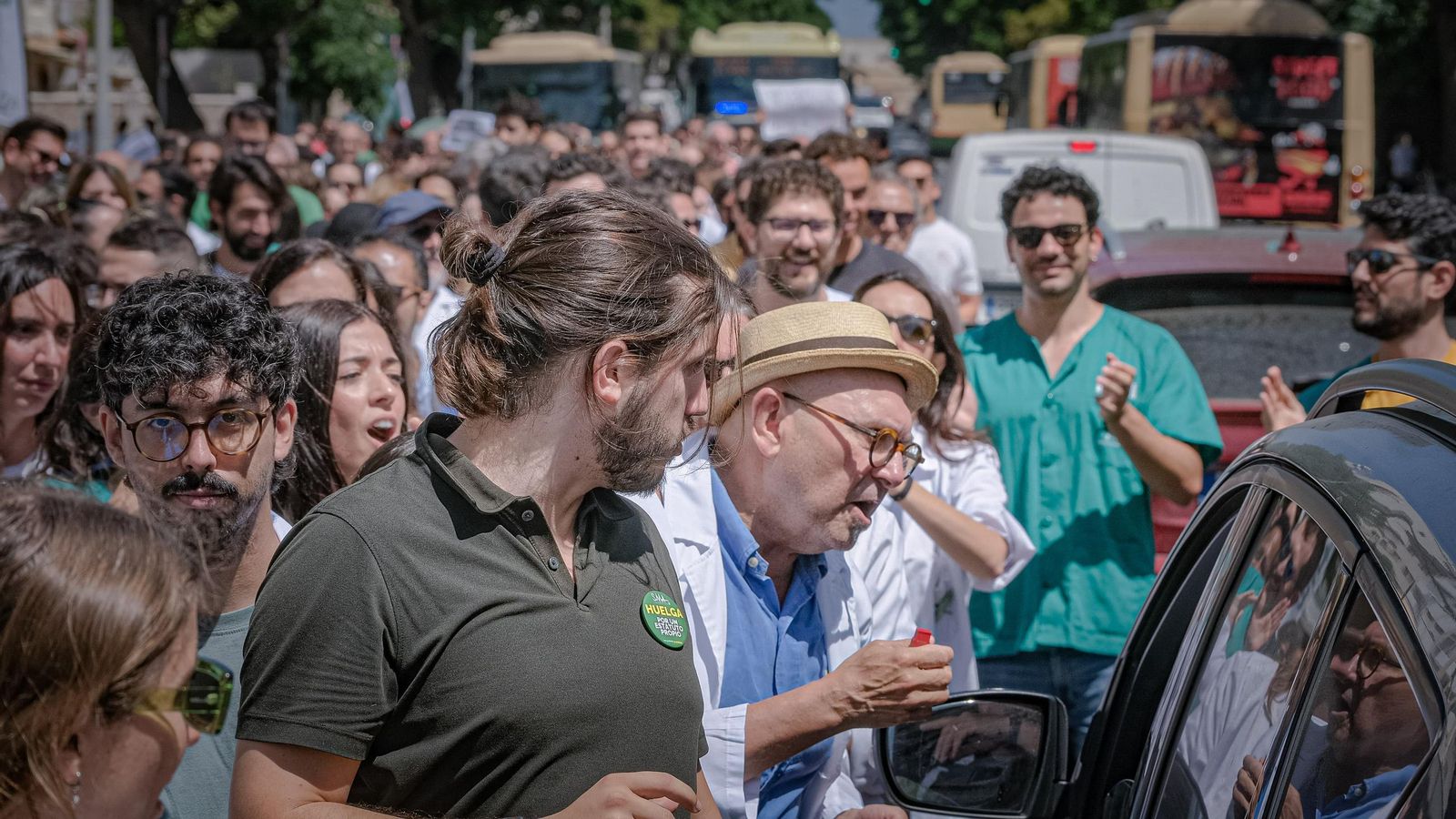 Uno delos manifesantes ionforma a un ciudadano afectado por el corte del tráfico de la avenida. Uno delos manifesantes ionforma a un ciudadano afectado por el corte del tráfico de la avenida.