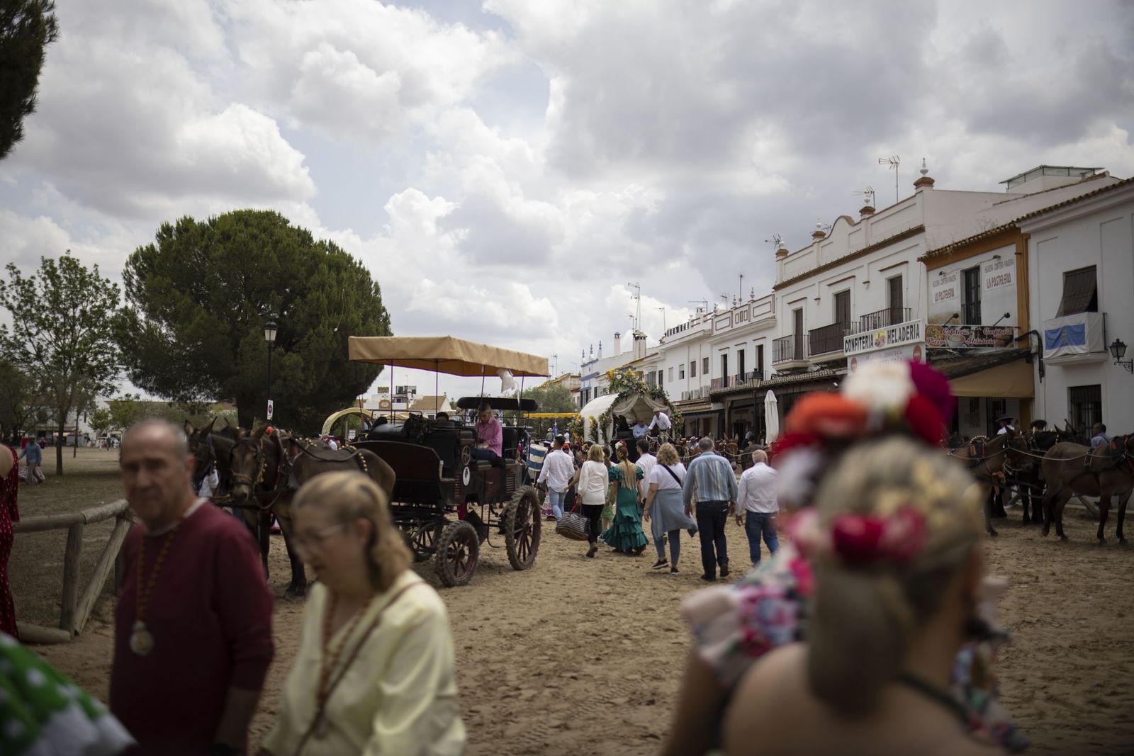 El Rocío 2023: Imágenes de ambiente en la aldea durante la presentación de las Hermandades