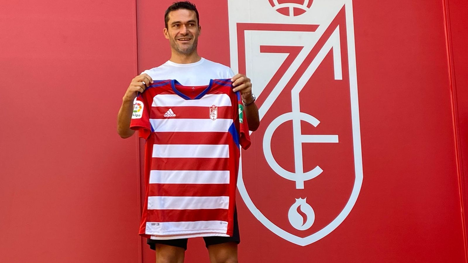 Jorge Molina posa con la primera equipación.