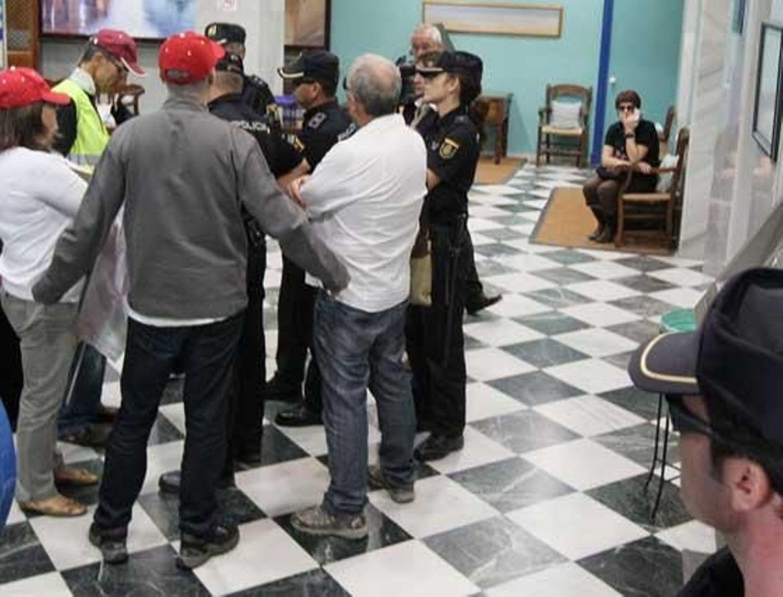 La Policía controló en todo momento la actuación de los grupos coactivos.

Foto: M.A. González