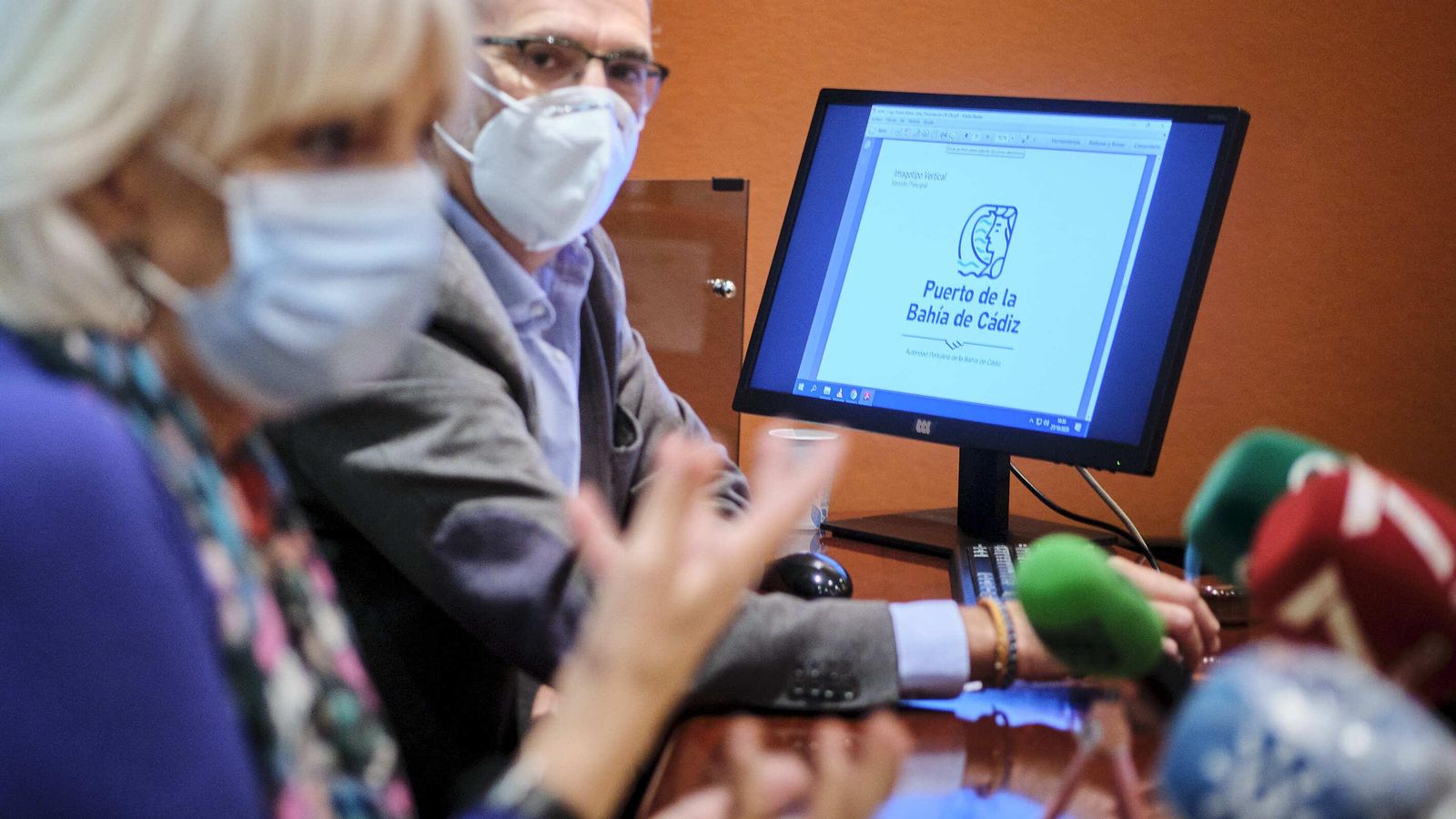 La ex alcaldesa de Cádiz, durante su exposición de esta mañana ante los medios.