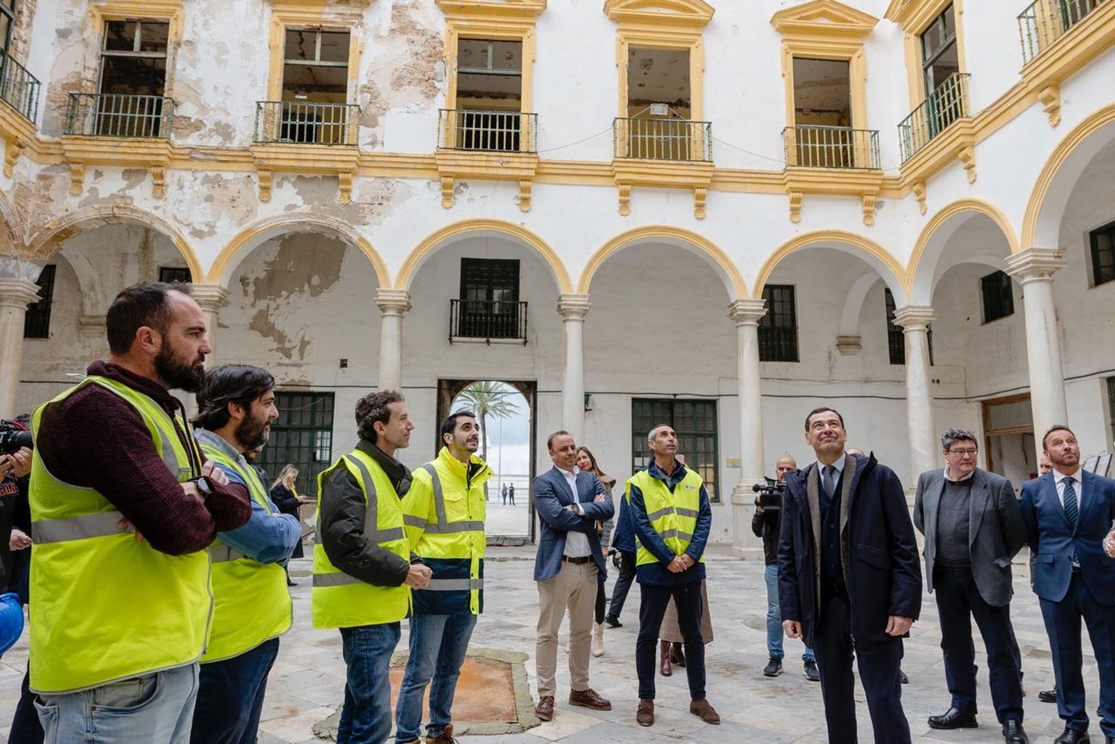 JUuanma MOreno contempla las obras de Valcárcel acompañado de un grupo de trabajadores.