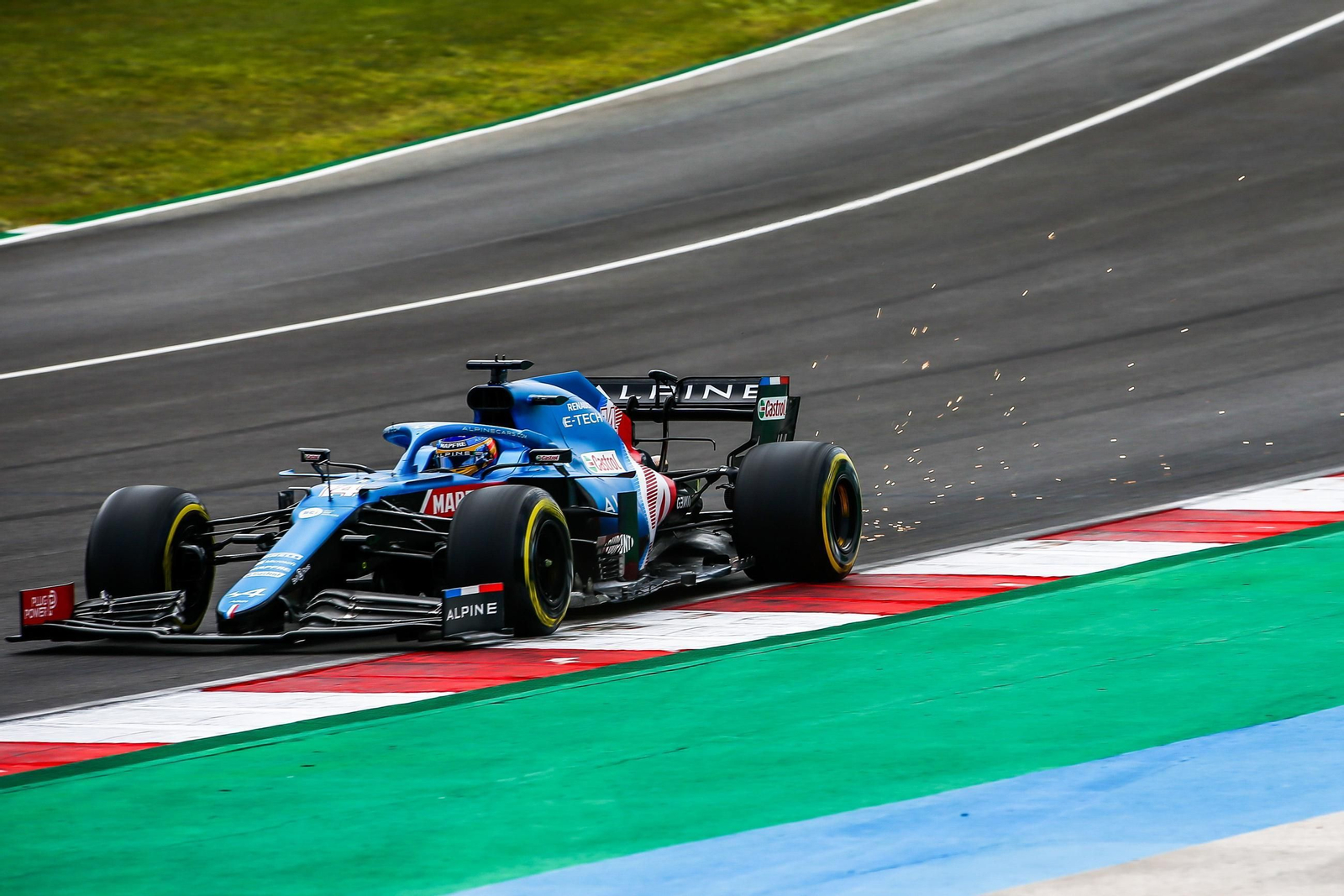 Fernando Alosno durante el Gran Premio en el circuito de Portimao.