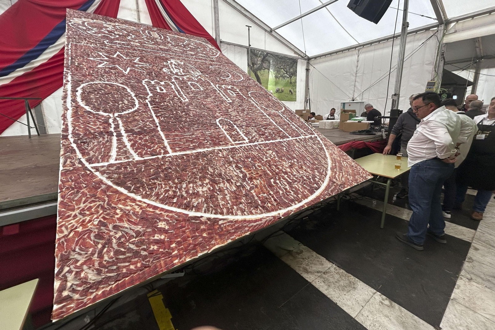 Cumbres Mayores vuelve a servir la ración de jamón ibérico más grande del mundo