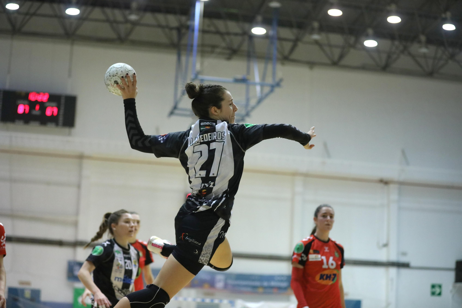 Isa Medeiros lanza. Isa Medeiros lanza.
