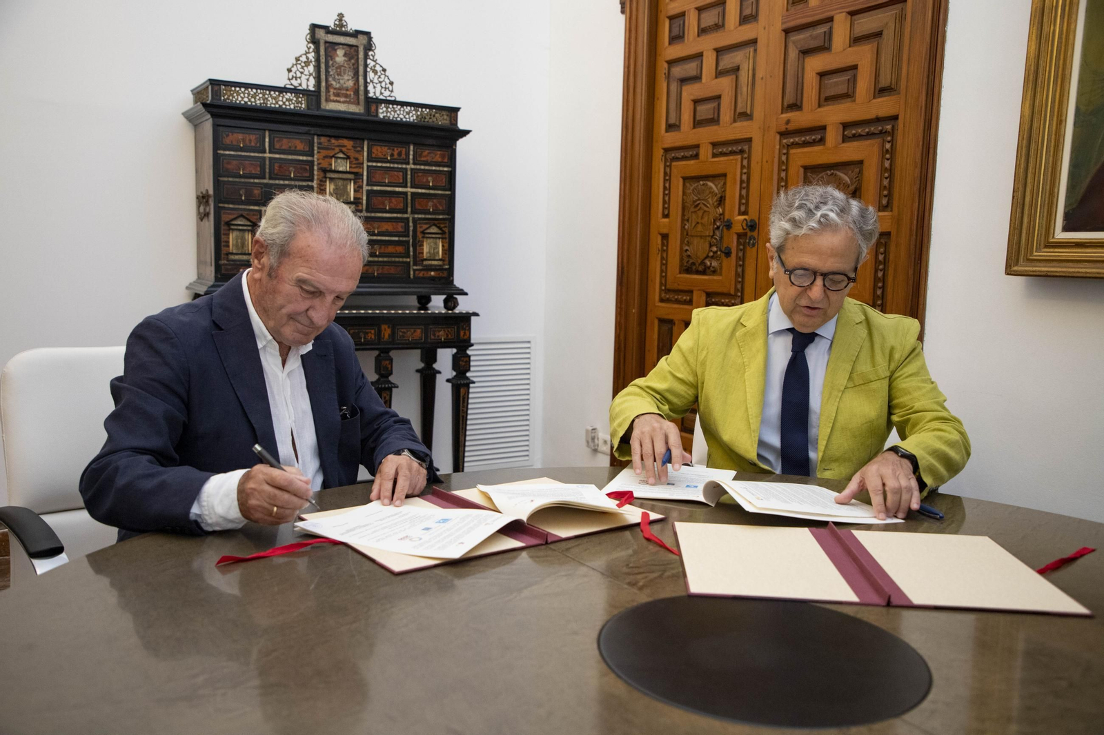 Firma de convenio entre el presidente de la Diputación, Salvador Fuentes, y el de Córdoba Futura, Manuel Pérez.
