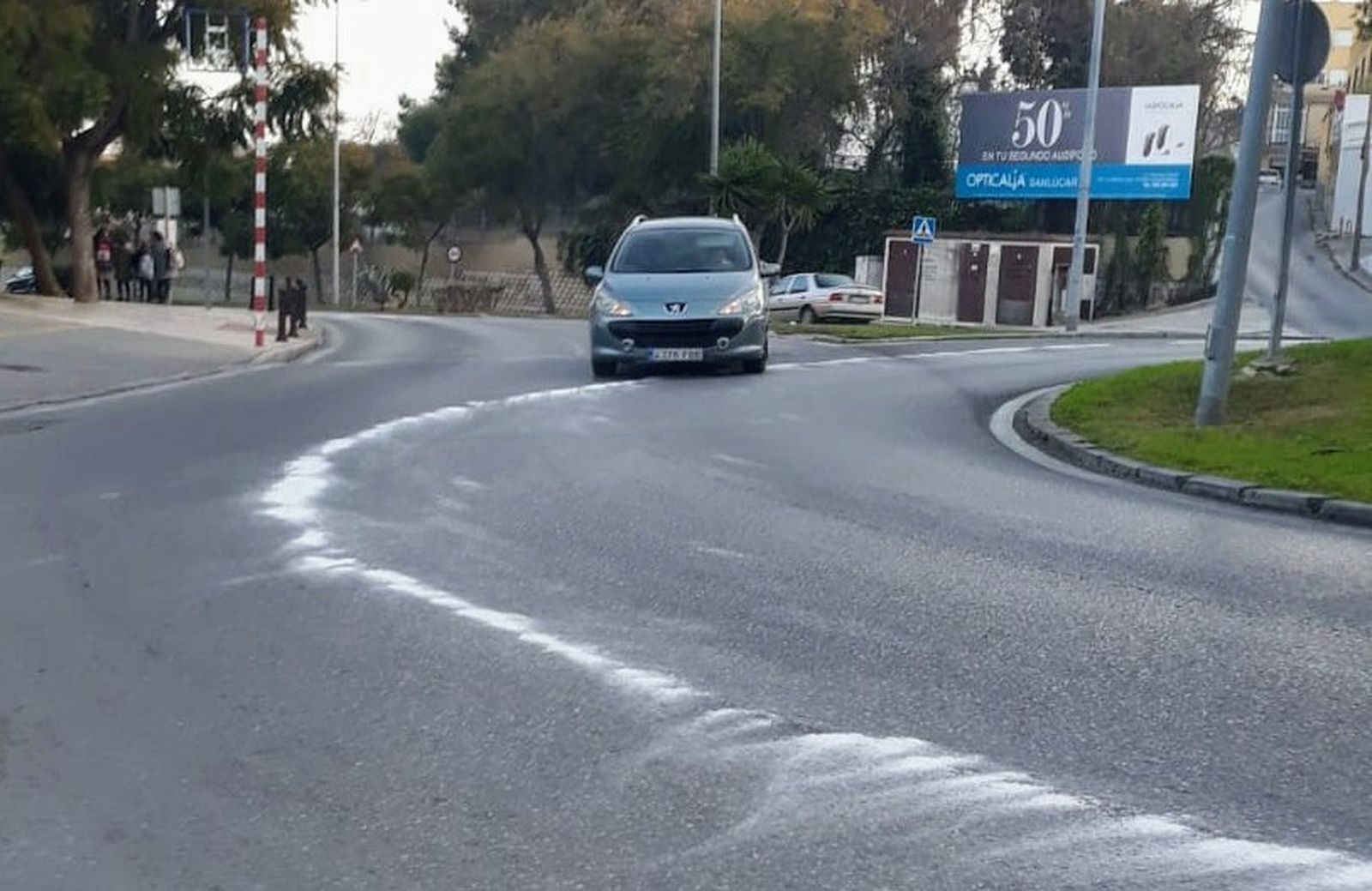 El Ayuntamiento tuvo que eliminar manchas de aceite en este punto de la Avenida del Quinto Centenario.