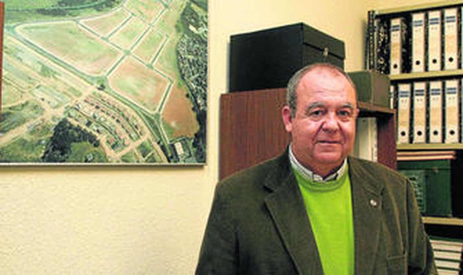 Francisco Roldán Roldán, en su despacho en la Escuela Politécnica Superior donde trabaja desde hace 28 años.