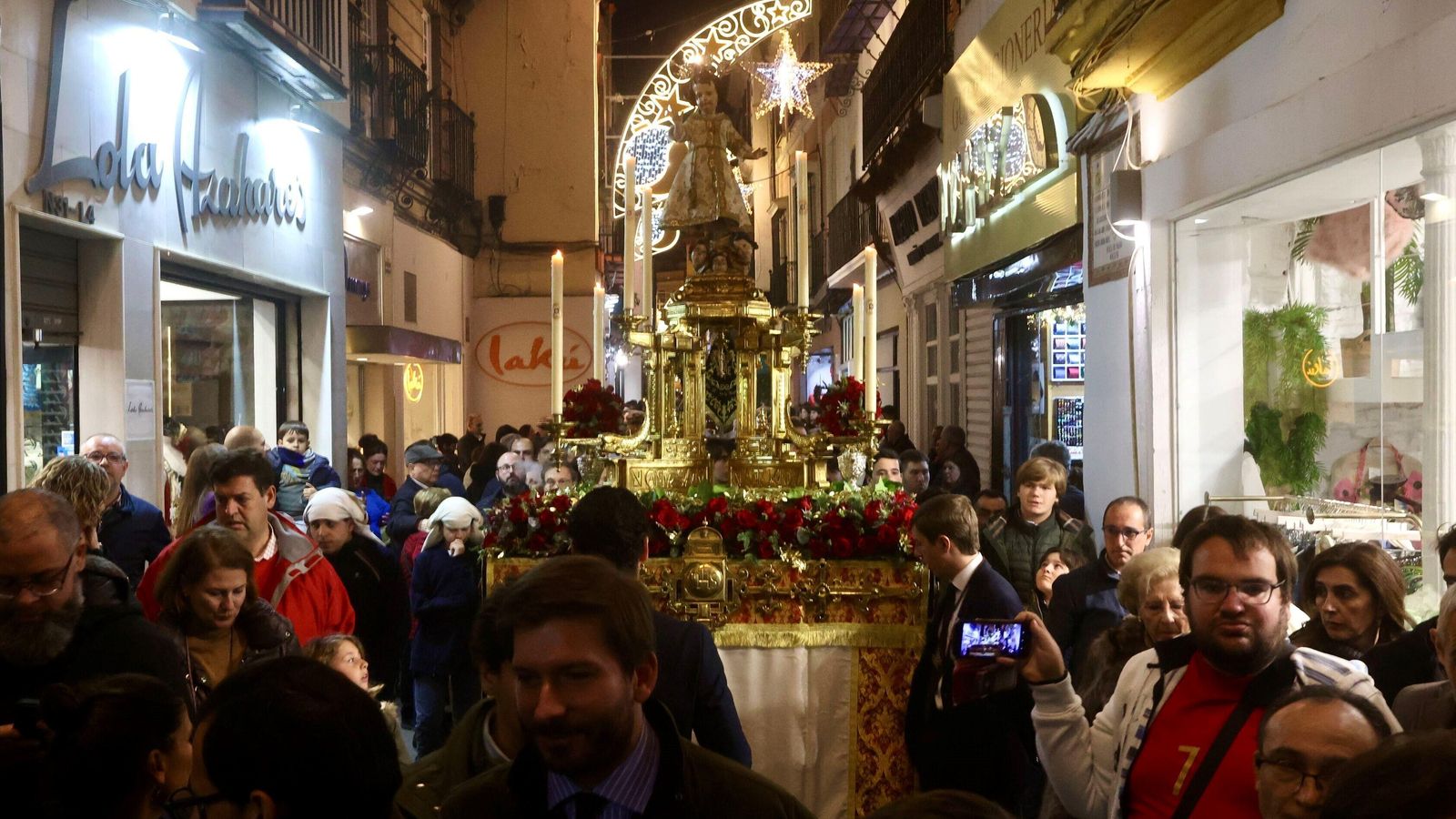 El Niño Jesús de la Hermandad del Valle por la calle Cuna.