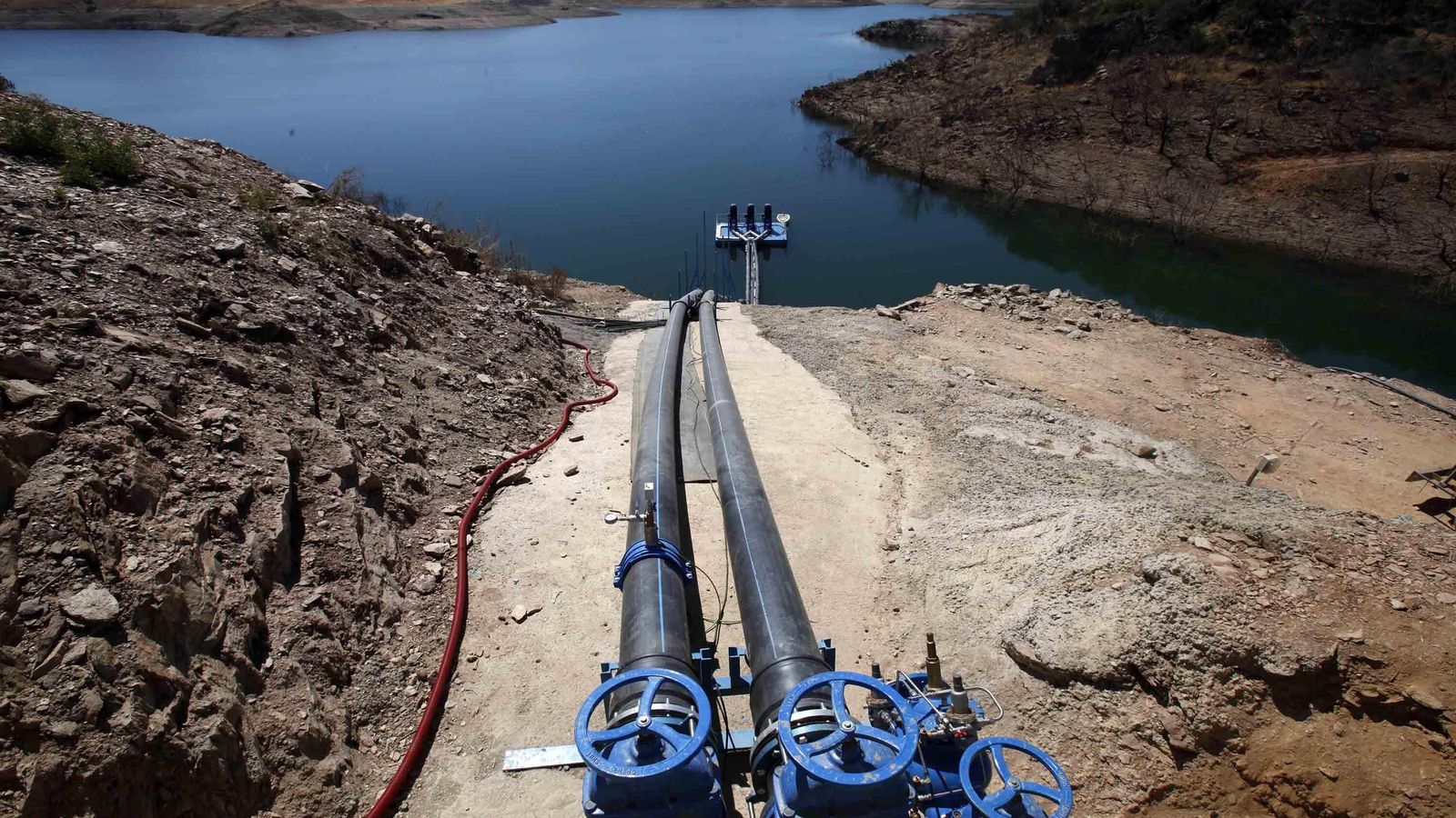 Sistema de captación de agua para riego en uno de los embalses de la provincia onubense
