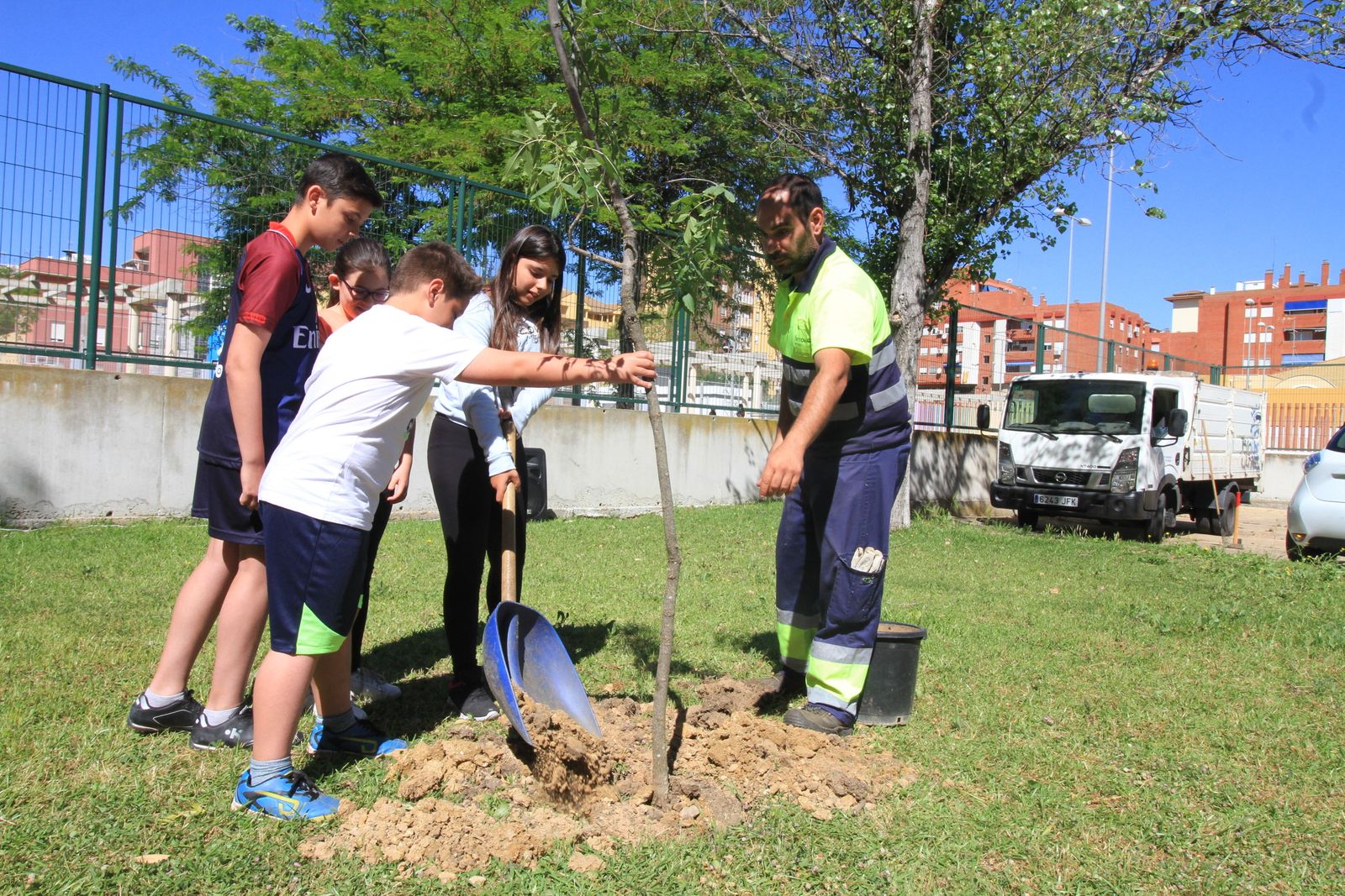Imágenes de la plantación de árboles llevada a cabo en el colegio Los Rosales, con motivo del incendio del año pasado