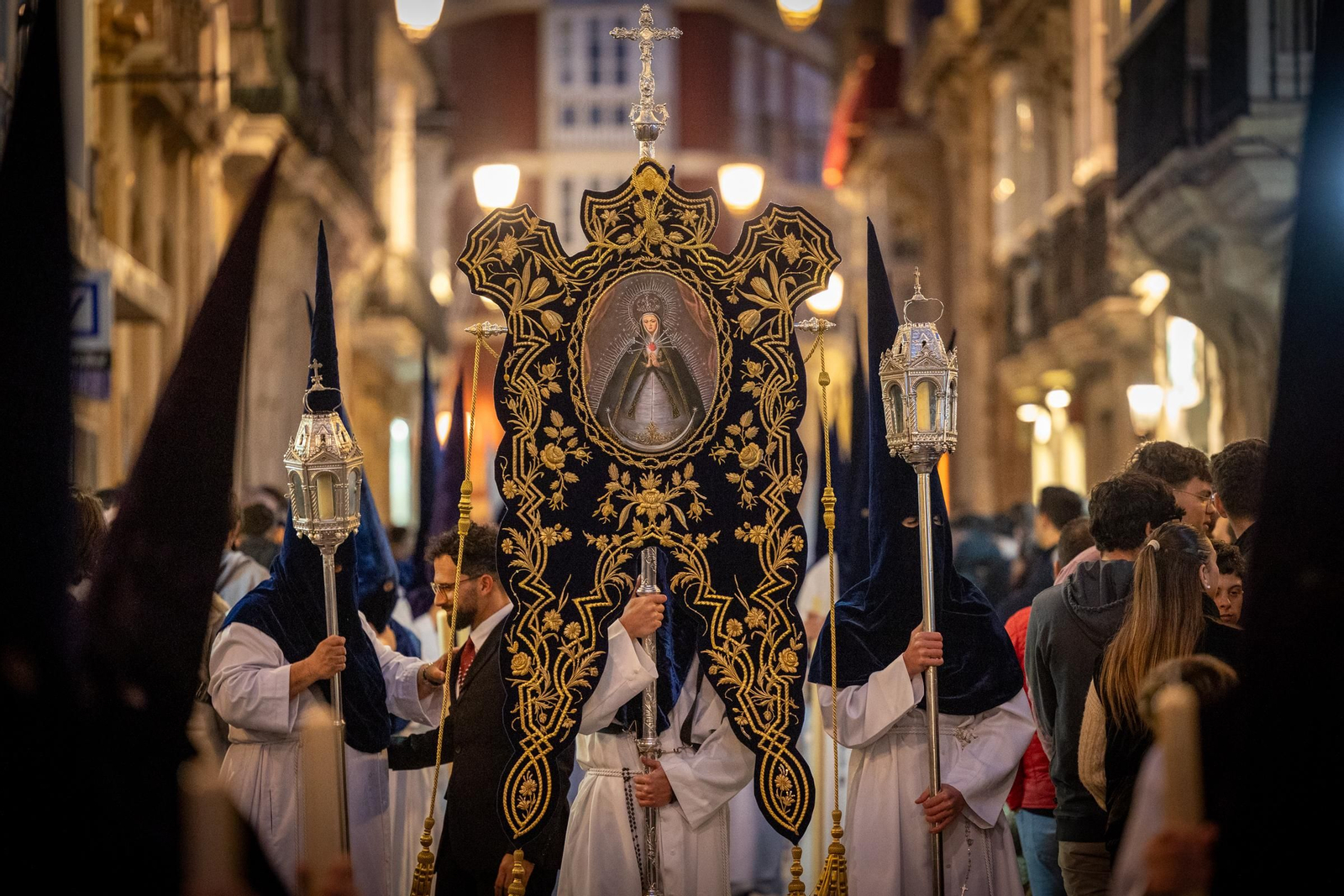 Las imágenes de la archicofradía de Ecce Homo en la Semana Santa de Cádiz de 2024