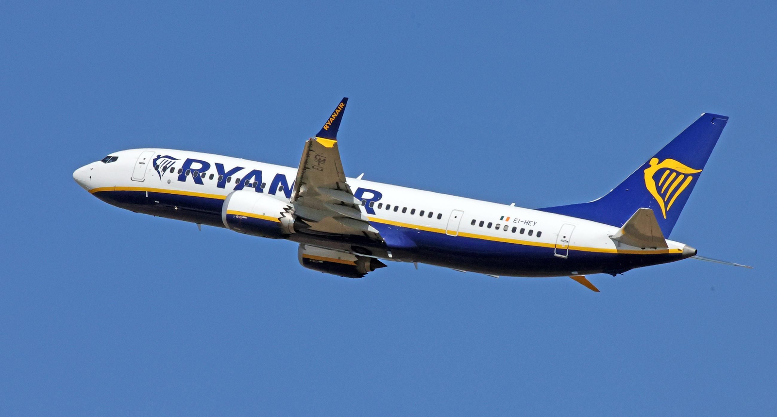Un avión de la compañía aérea Ryanair, tras despegar del Aeropuerto de Jerez.