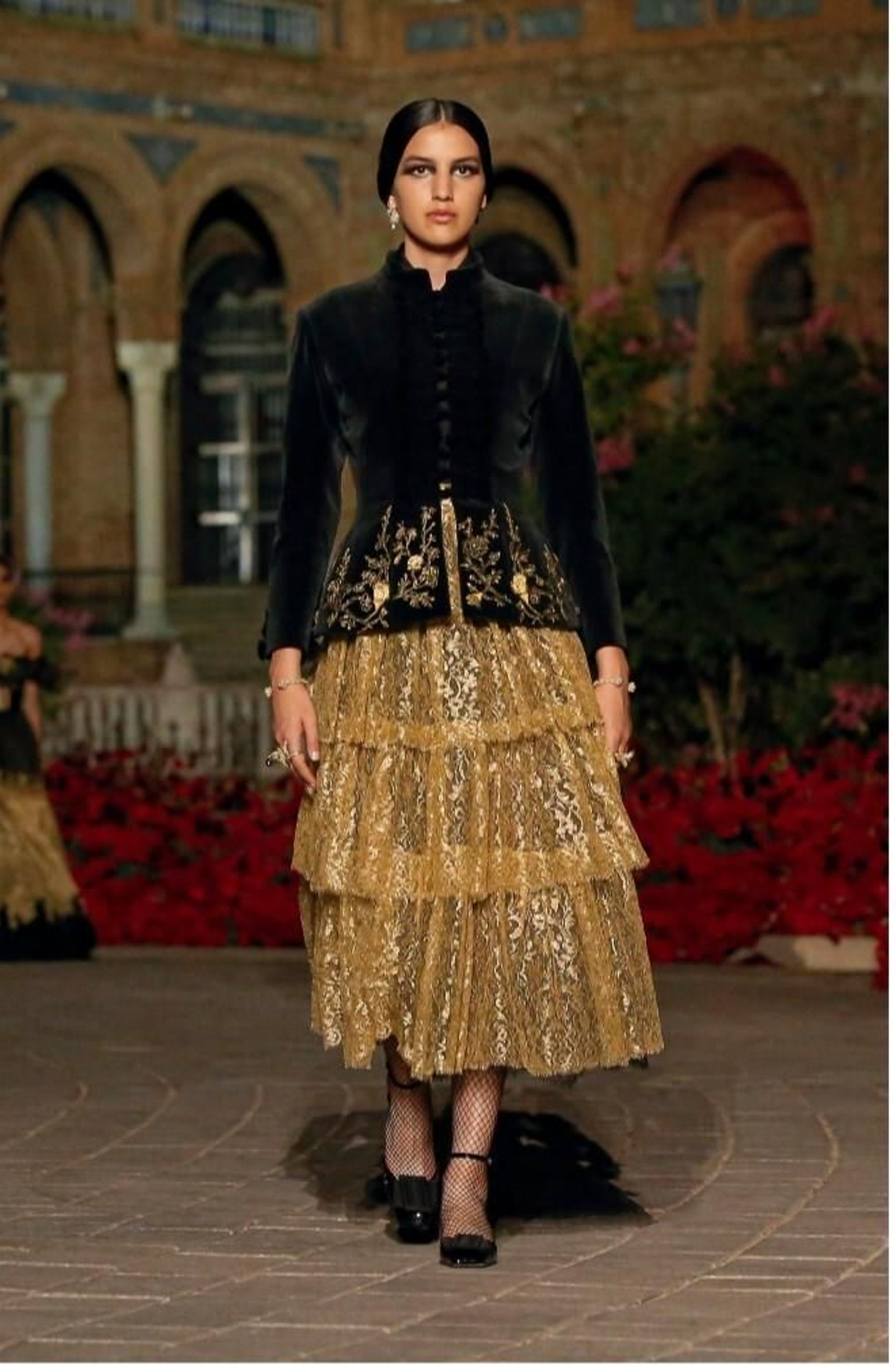 La modelo luce la icónica chaqueta bar, de Christian Dior, bordada en el taller de Jesús Rosado.