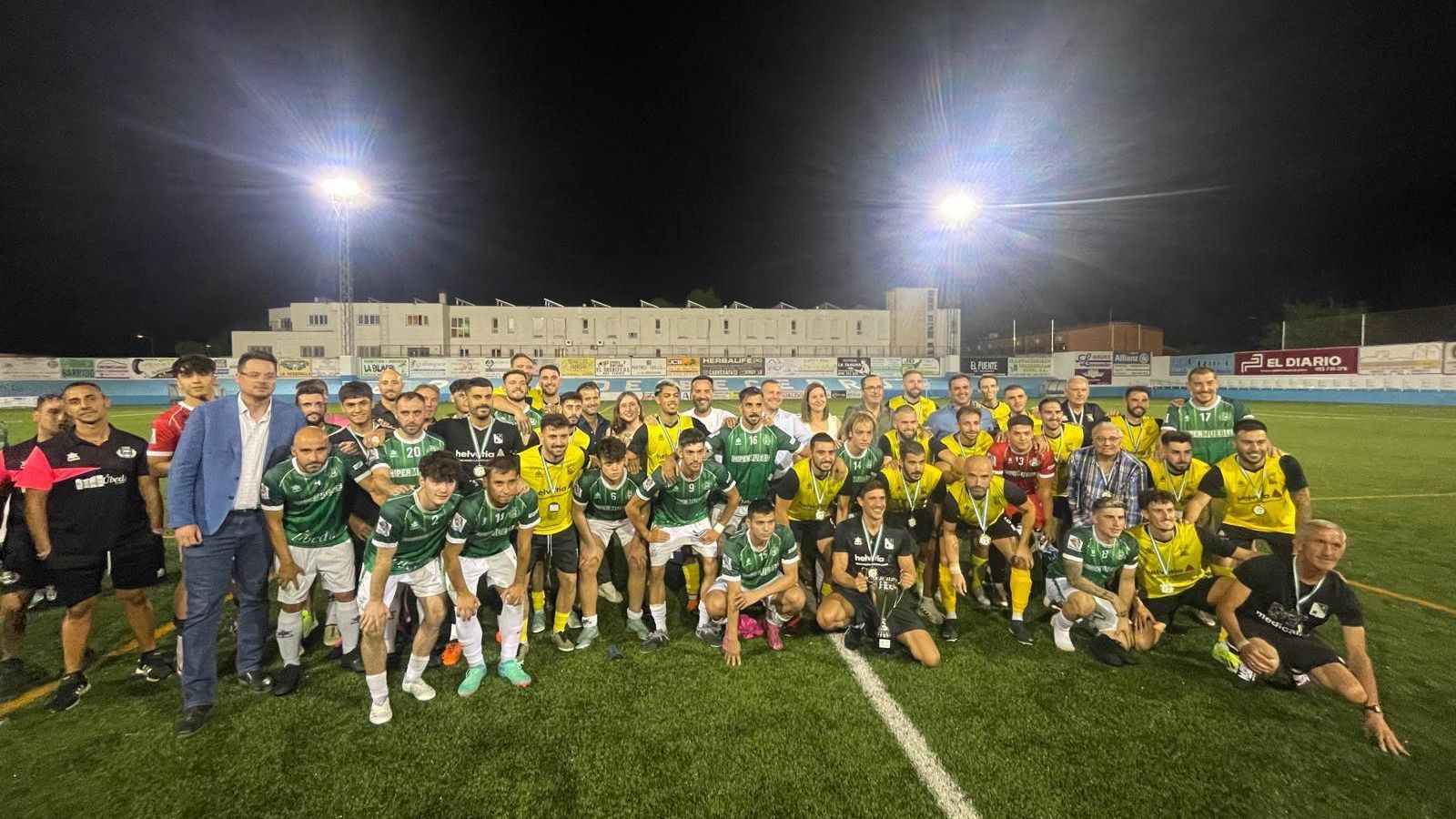 Foto de familia de los dos equipos tras la entrega de trofeos.