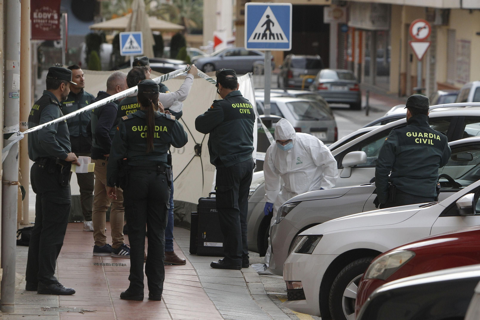 La Guardia Civil trabaja en el domicilio de la víctima, en Guardamar del Segura (Alicante).