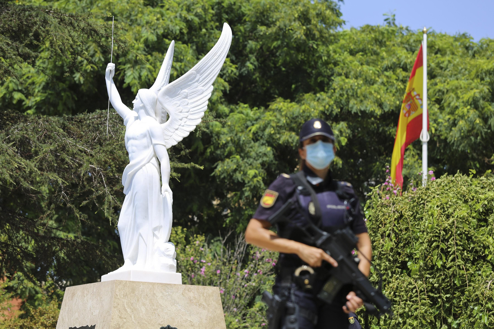 Una agente de la Policía Nacional en la Comisaría.
