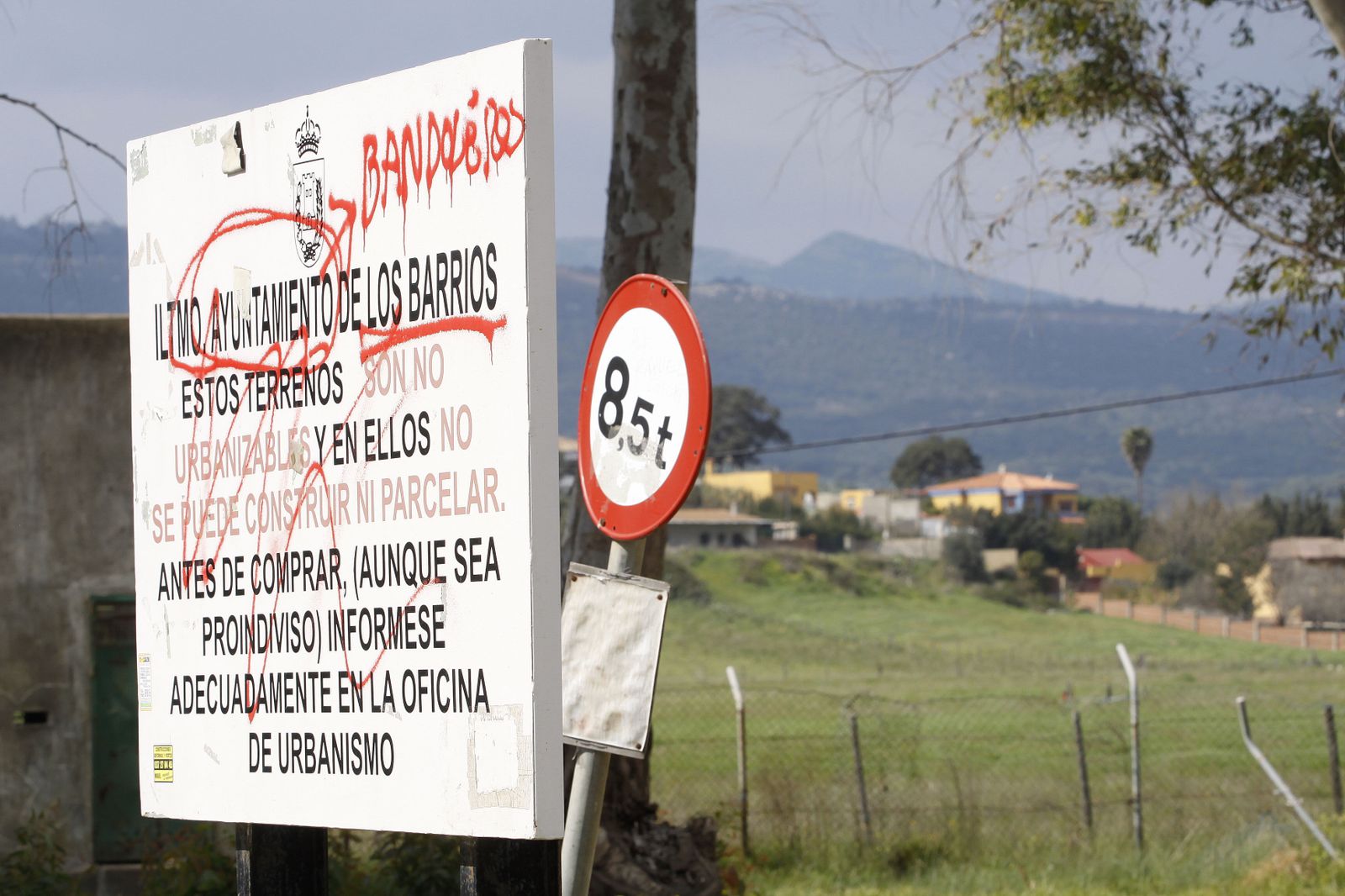 Un cartel con pintadas de protesta en Benharás.