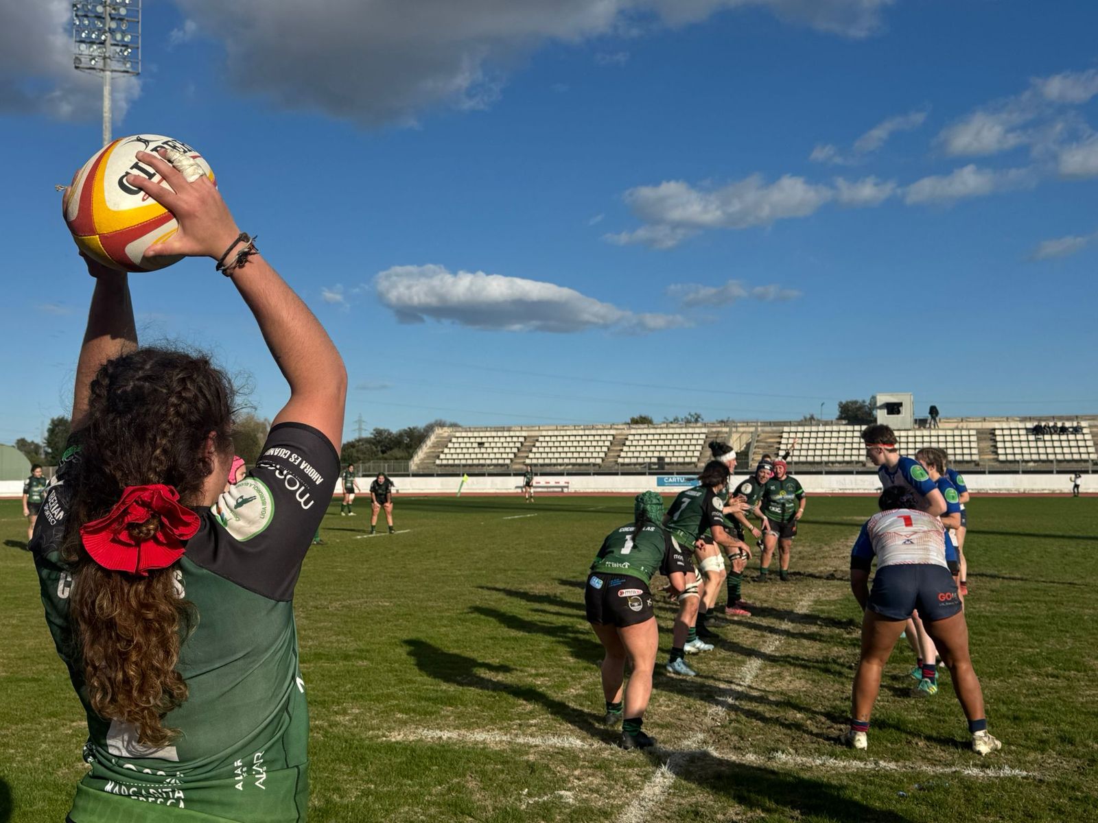 Marieta se dispone a sacar una touche.