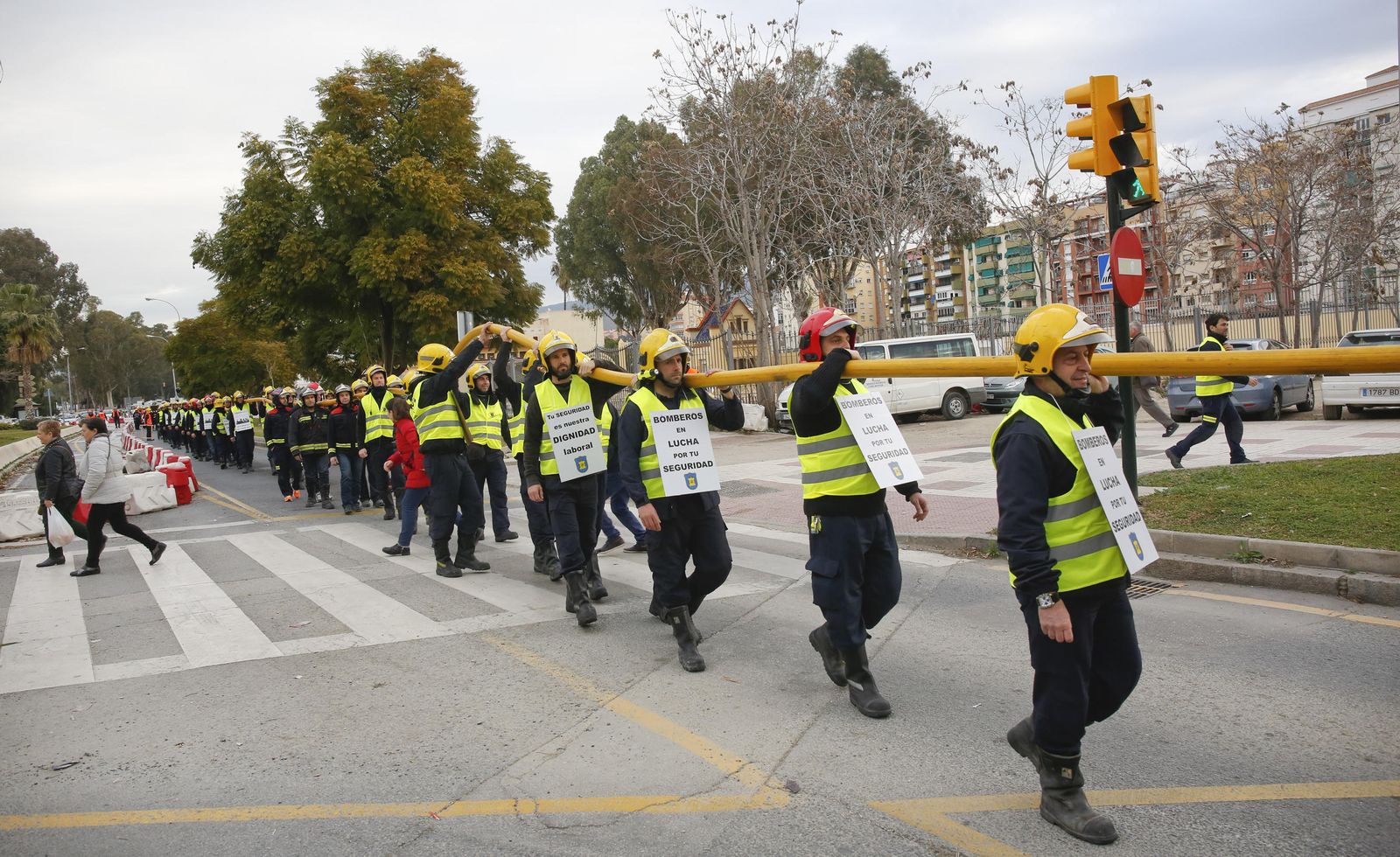 Las imágenes de la 'marcha fúnebre' de los bomberos en Málaga