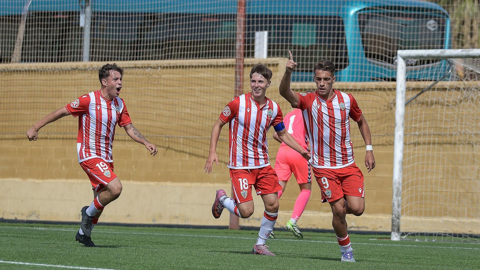 Los rojiblancos celebran el tanto de Abraham Lázaro con el que se adelantaron en el marcador ante el Betis.