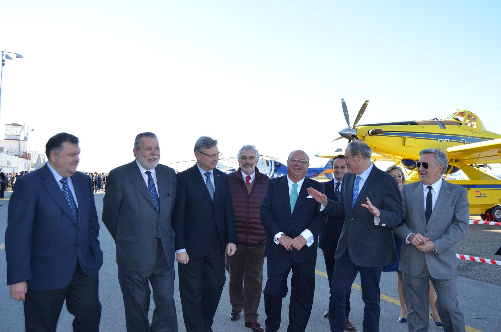 Miguel Ángel Tamarit, en el centro, junto a representantes institucionales.
