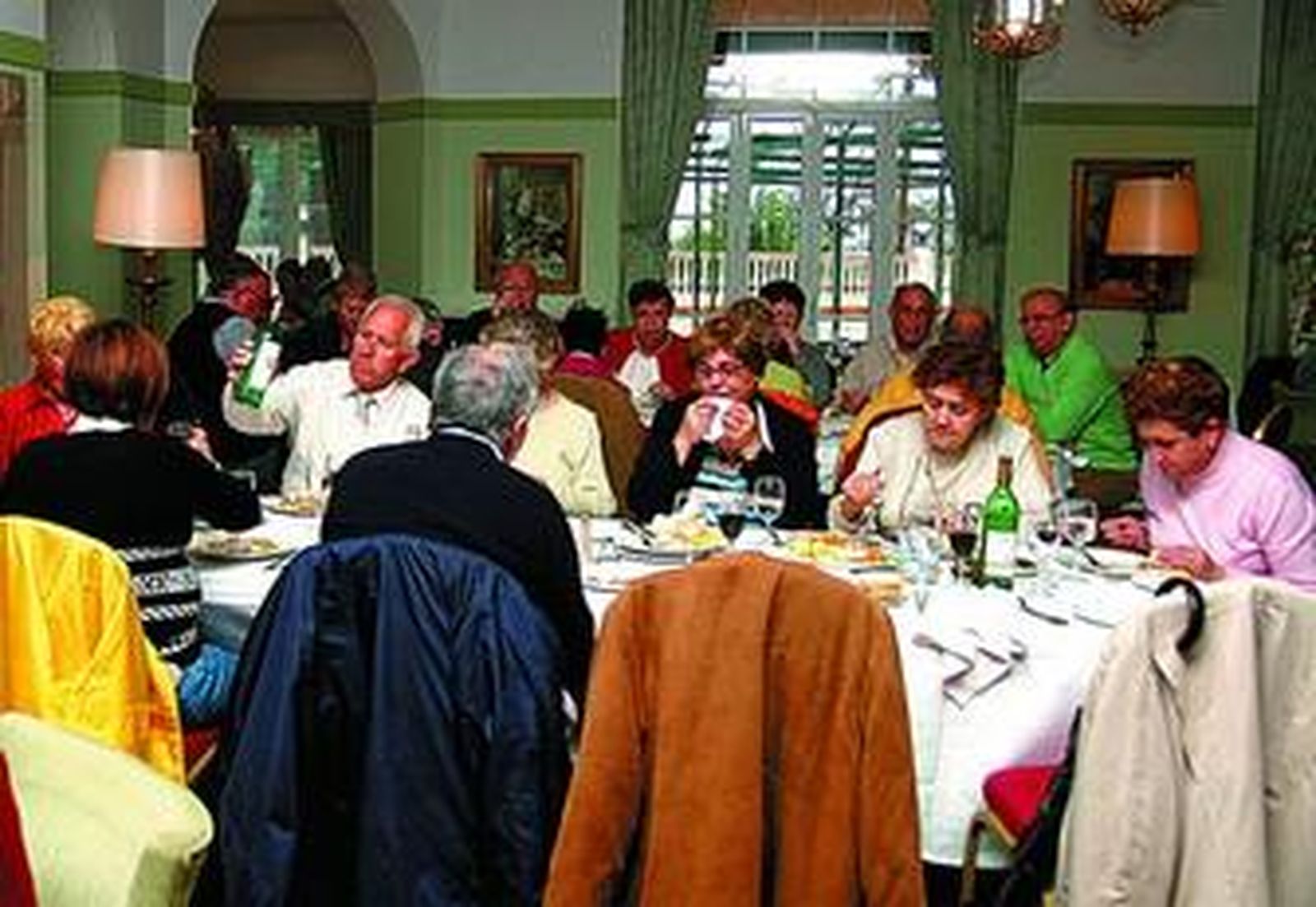 Los militares almuerzan junto a sus esposas en el hotel Reina Cristina.