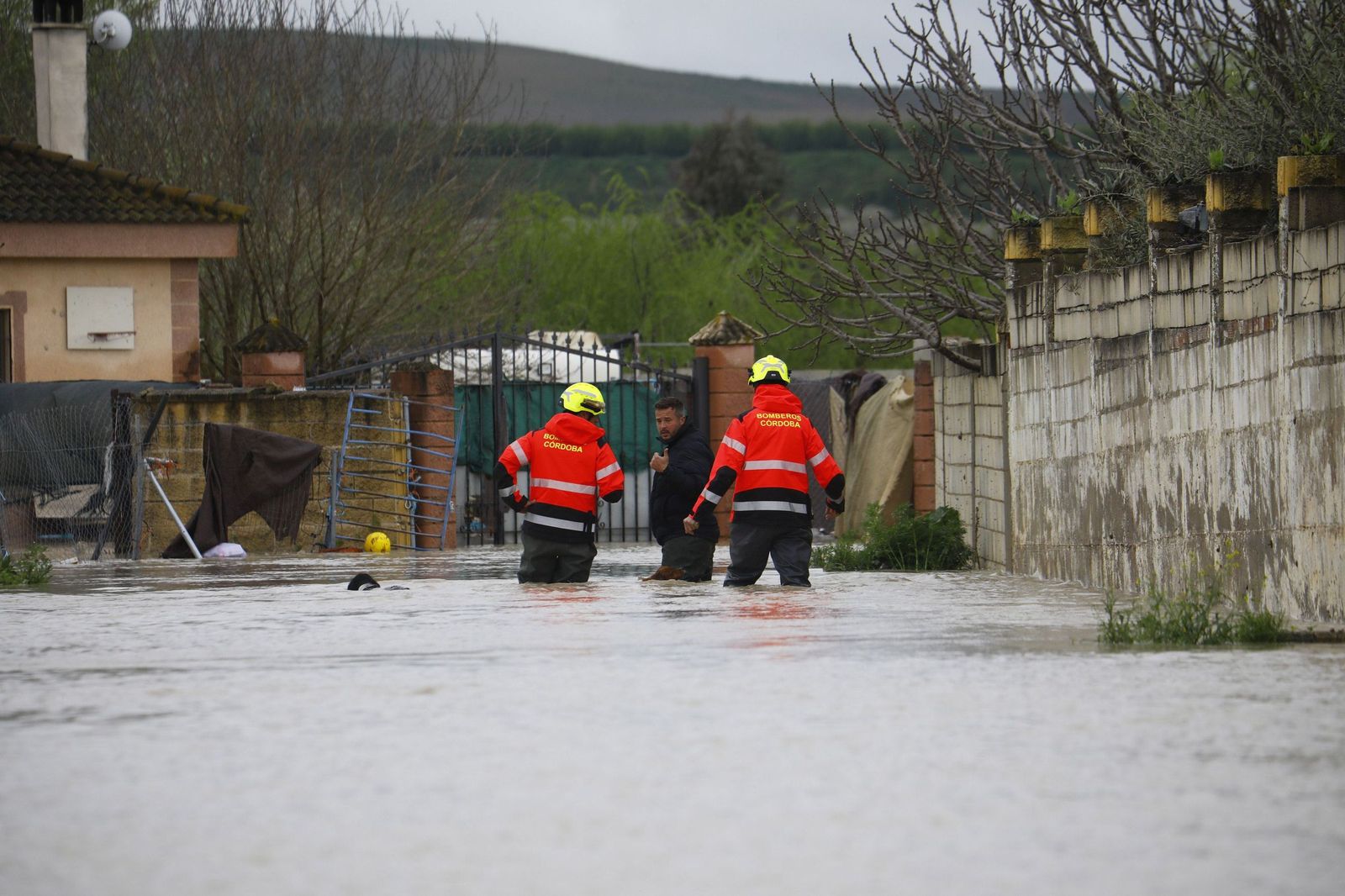 Bomberos y policía local asisten a vecinos en el desalojo de sus viviendas en el entorno del aeropuerto de Córdoba en 2025