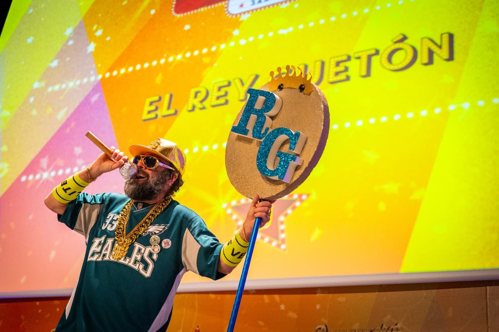 Uno de los participantes en el Concurso de Romanceros del Carnaval de San Fernando