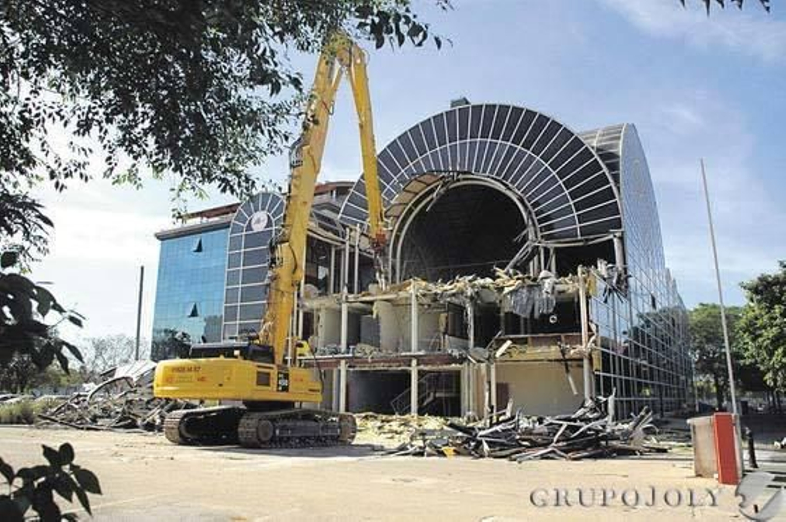 Demolición del pabellón de la Santa Sede.