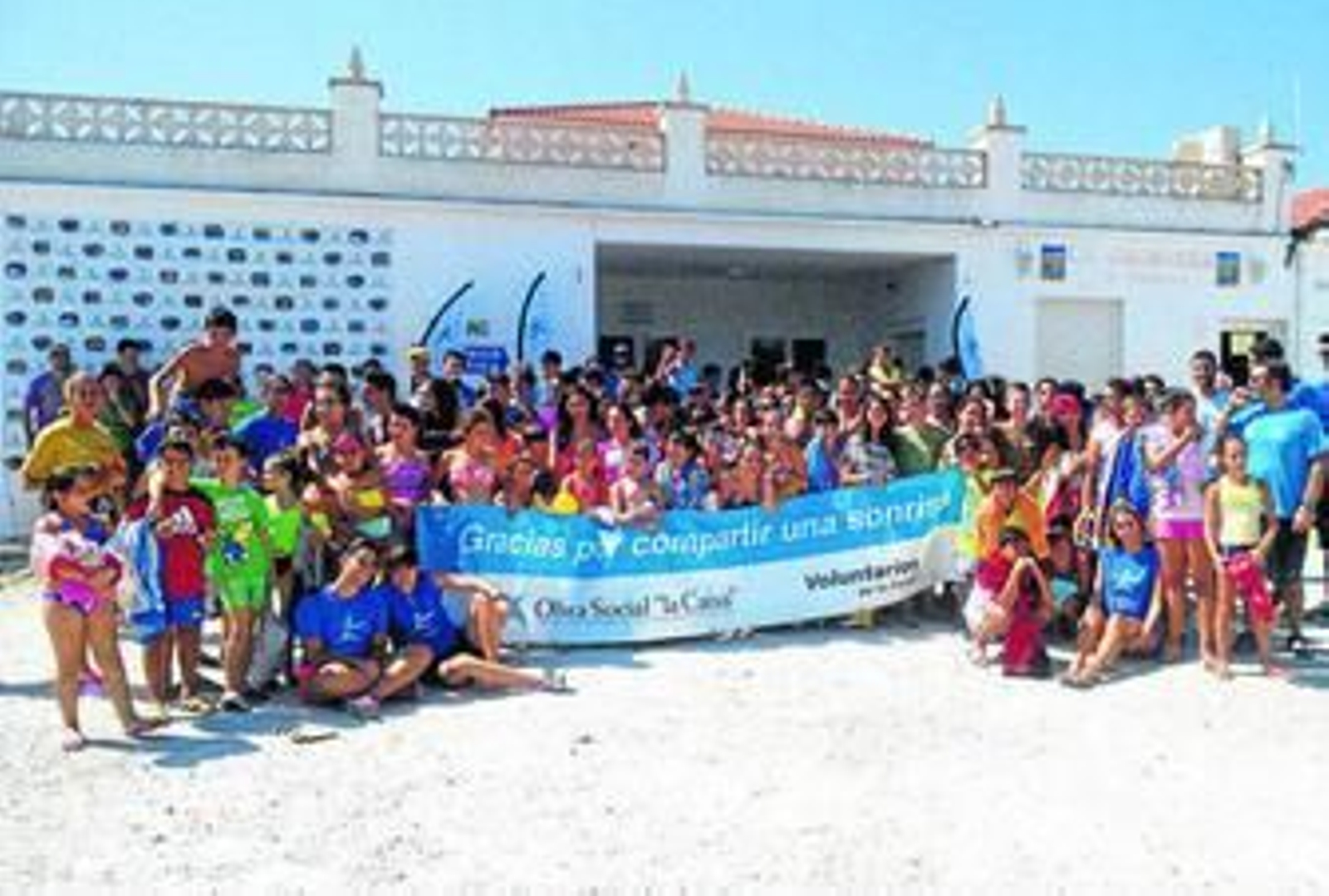 Algunos de los 300 niños del campamento multiaventura en el camping de La Cabañuela de Freila.