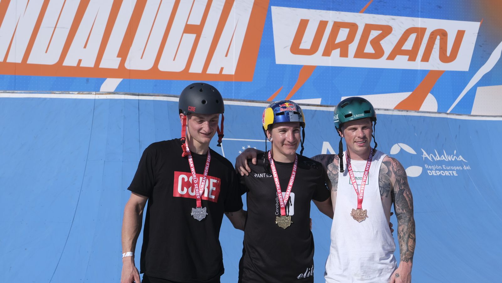 Los campeones posan con sus medallas a la conclusión de la prueba.
