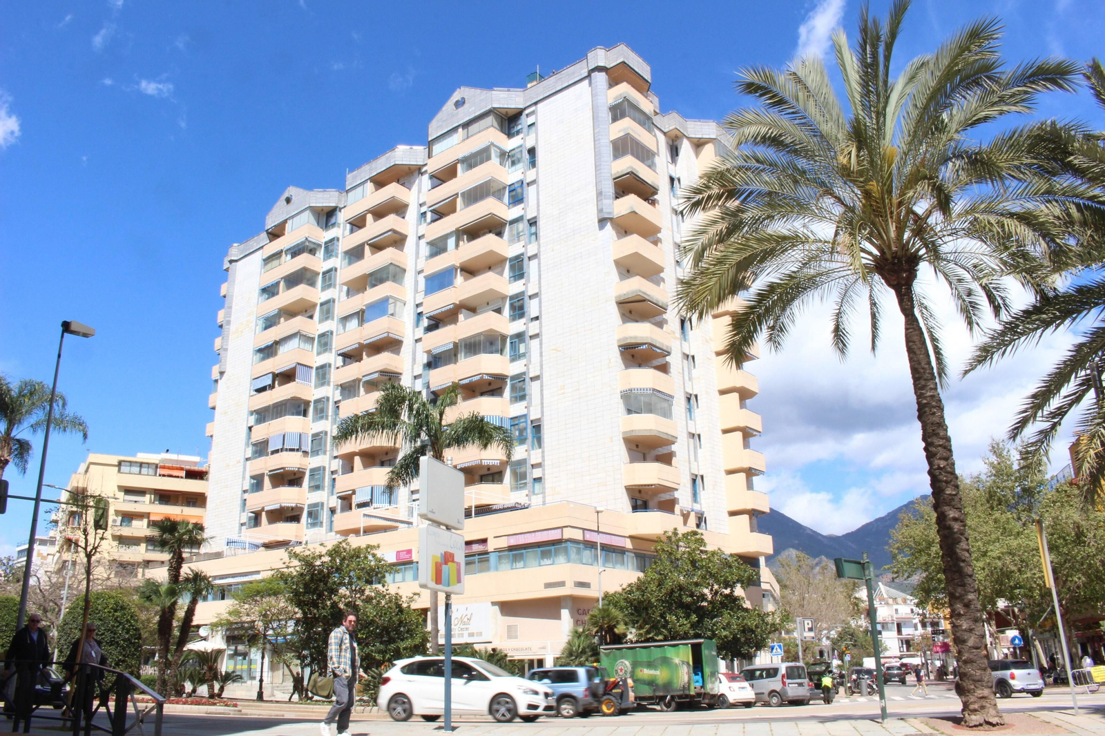 Un bloque de viviendas en la avenida Ramón y Cajal de Marbella.