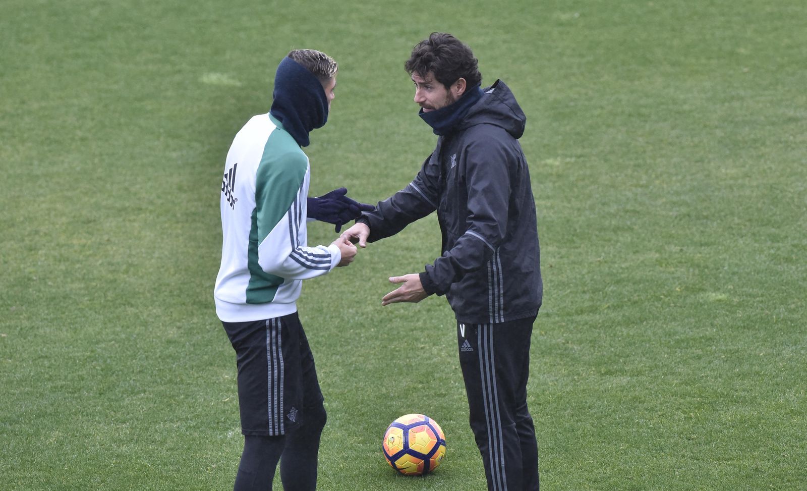 Víctor Sánchez da instrucciones a uno de los suyos en un entrenamiento.