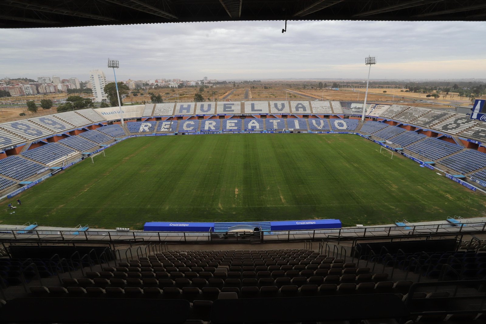 Tribuna principal del Nuevo Colombino vacía.