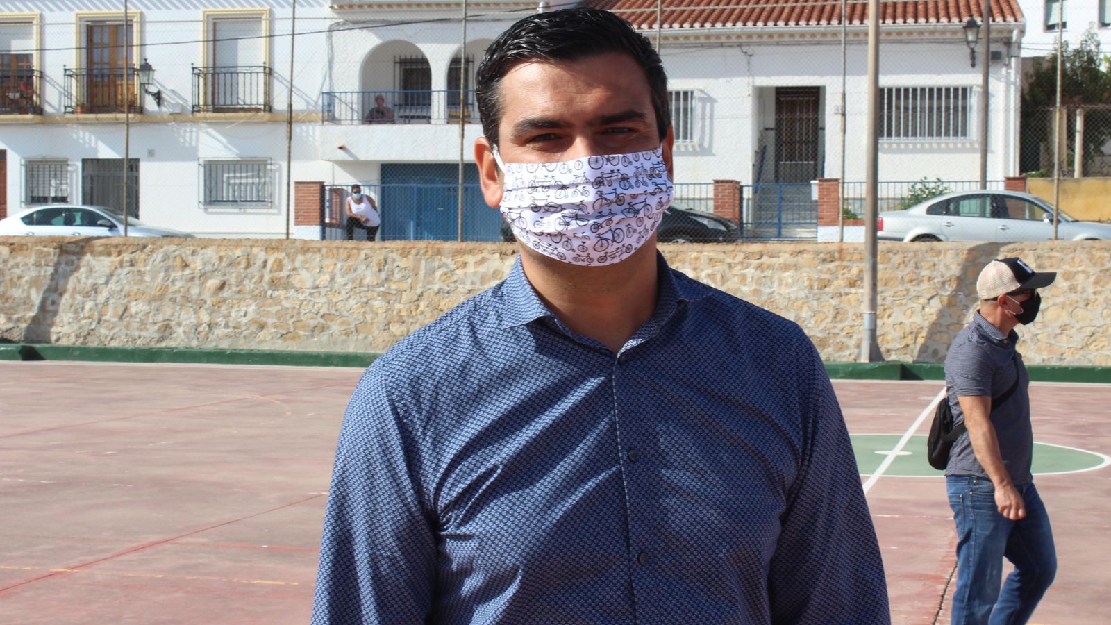Martín Morales, alcalde de Turre, durante la realización del cribado de test COVID.