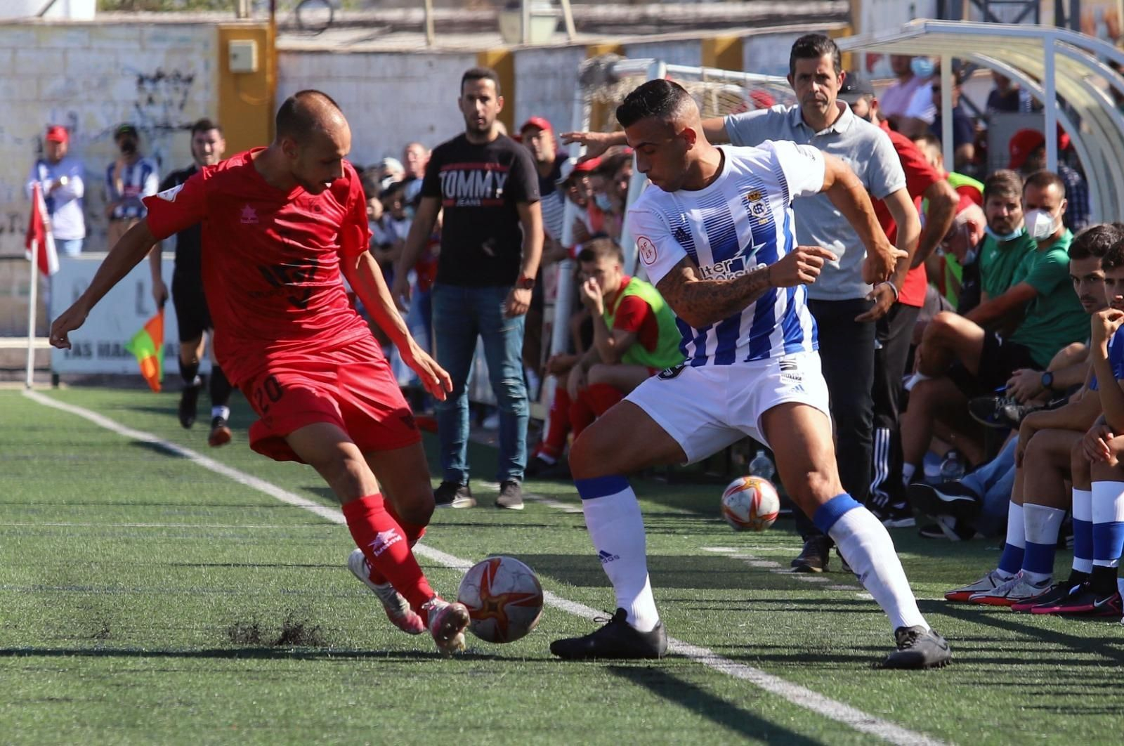 Jugada de Chendo Alarcón en el encuentro ante el Antoniano