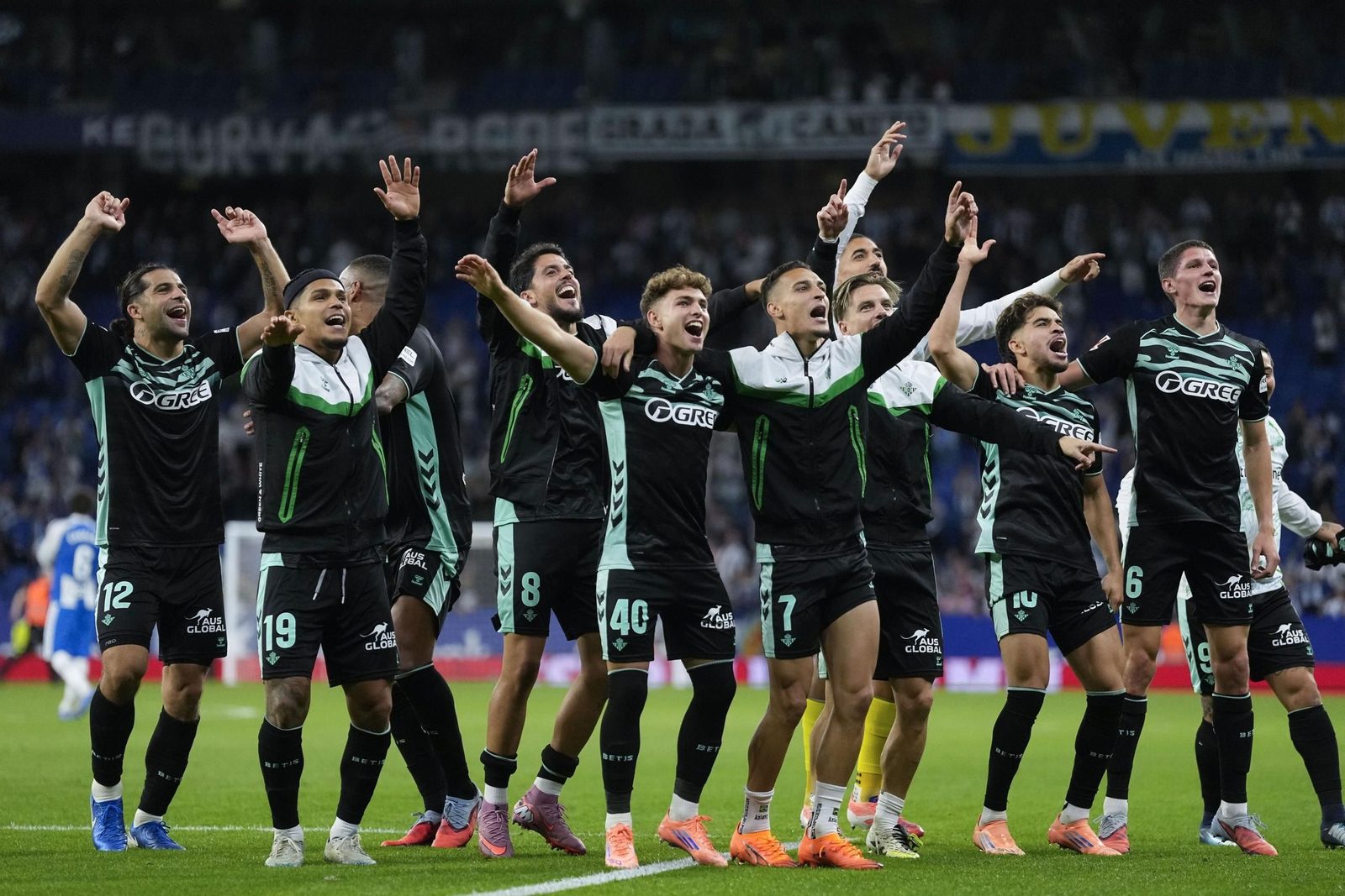 Los futbolistas del Betis celebran con la afición verdiblanca desplazada a Cornellá el último triunfo conseguido ante el Espanyol.