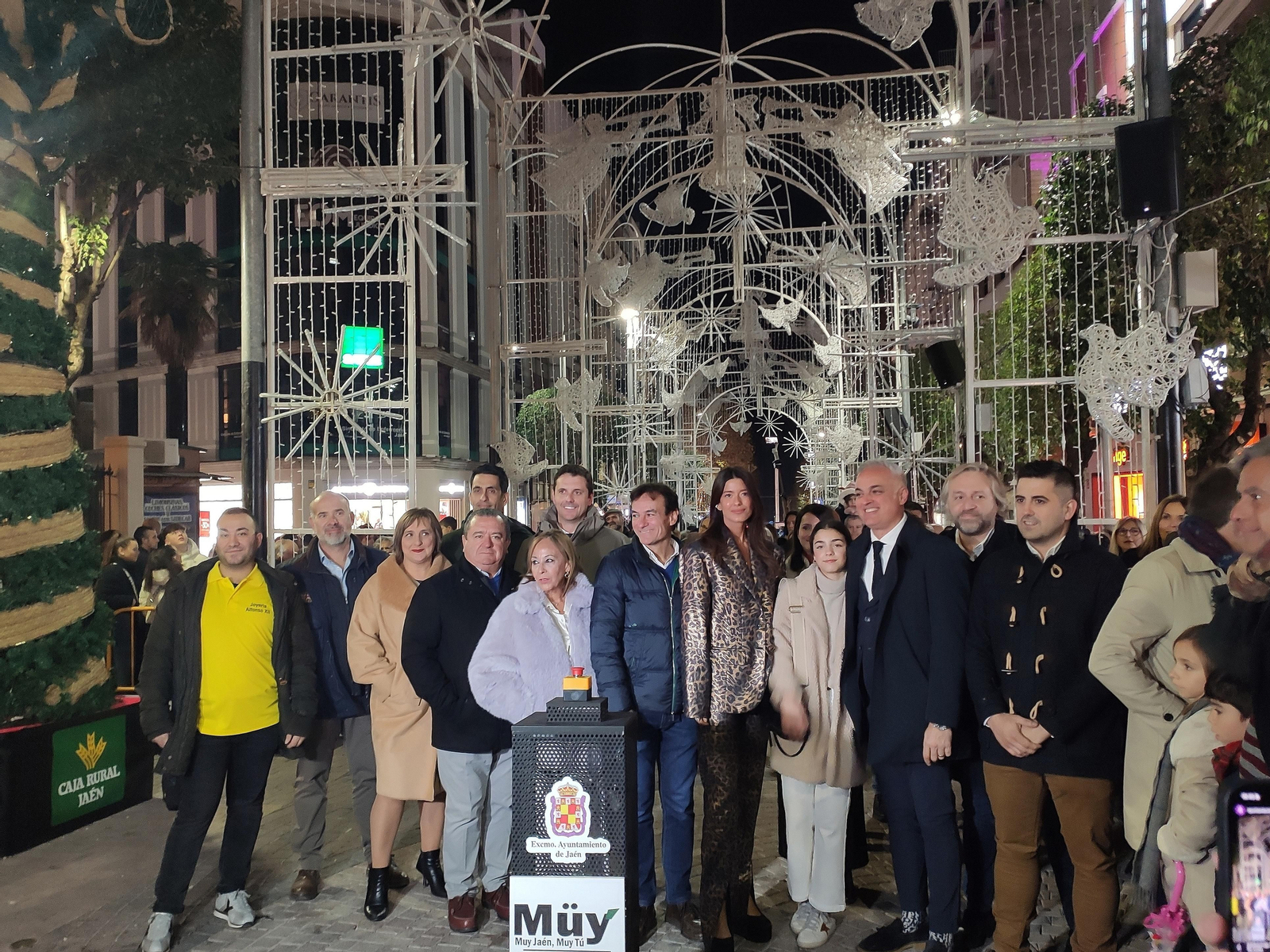 Los jiennenses disfrutan del encendido de 'La Catedral de la Navidad' con Rosa Copado como pregonera