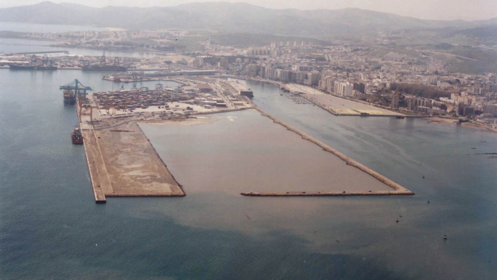 Vista aérea del actual muelle de APM Terminals Algeciras, en 1993