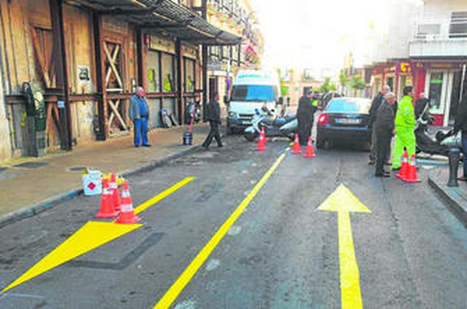 Los operarios y la Policía Local organizan el tráfico y pintan las señales verticales de doble sentido.