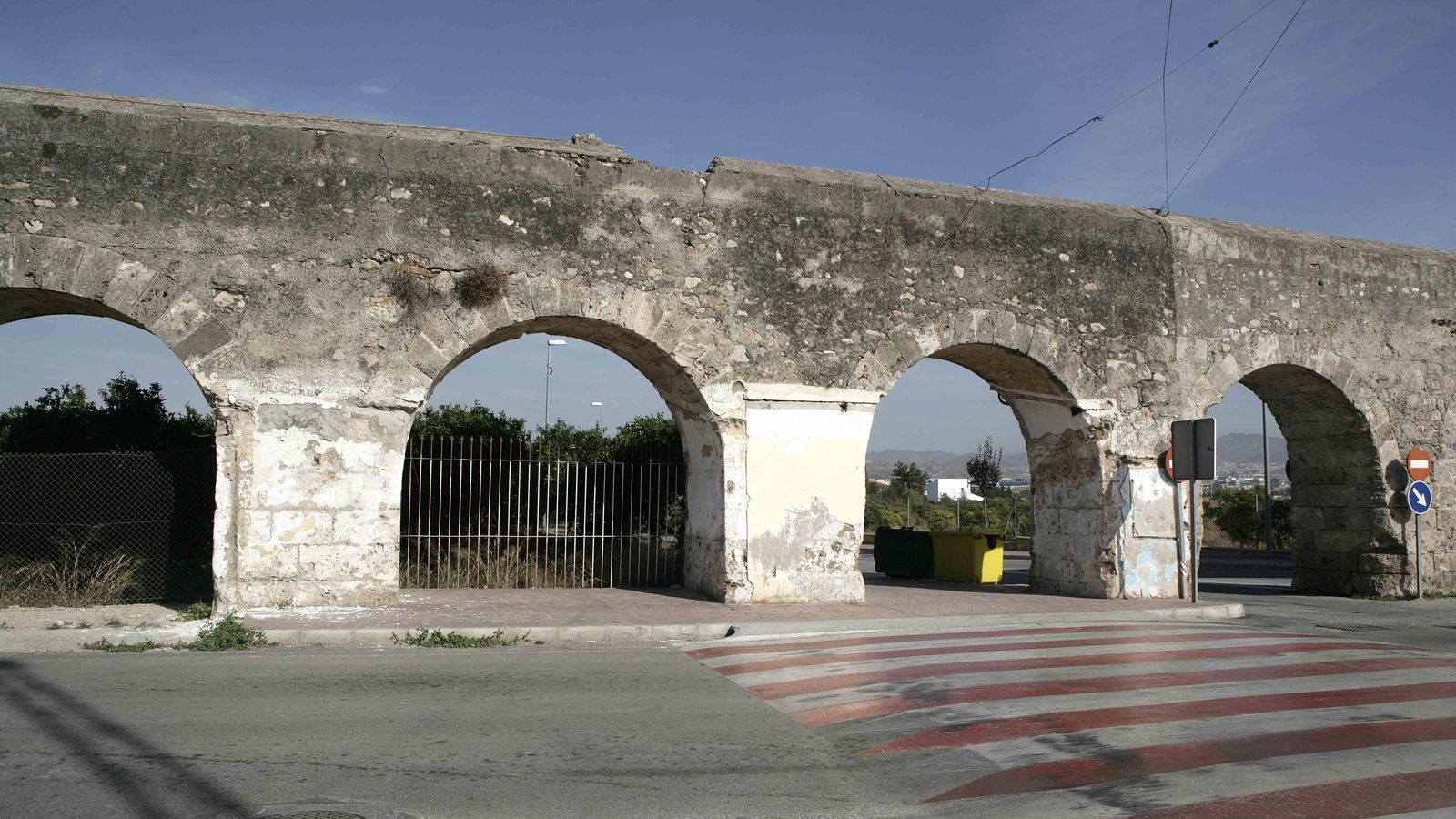 Los arcos del acueducto de Zapata en Alhaurín de la Torre. Los arcos del acueducto de Zapata en Alhaurín de la Torre.