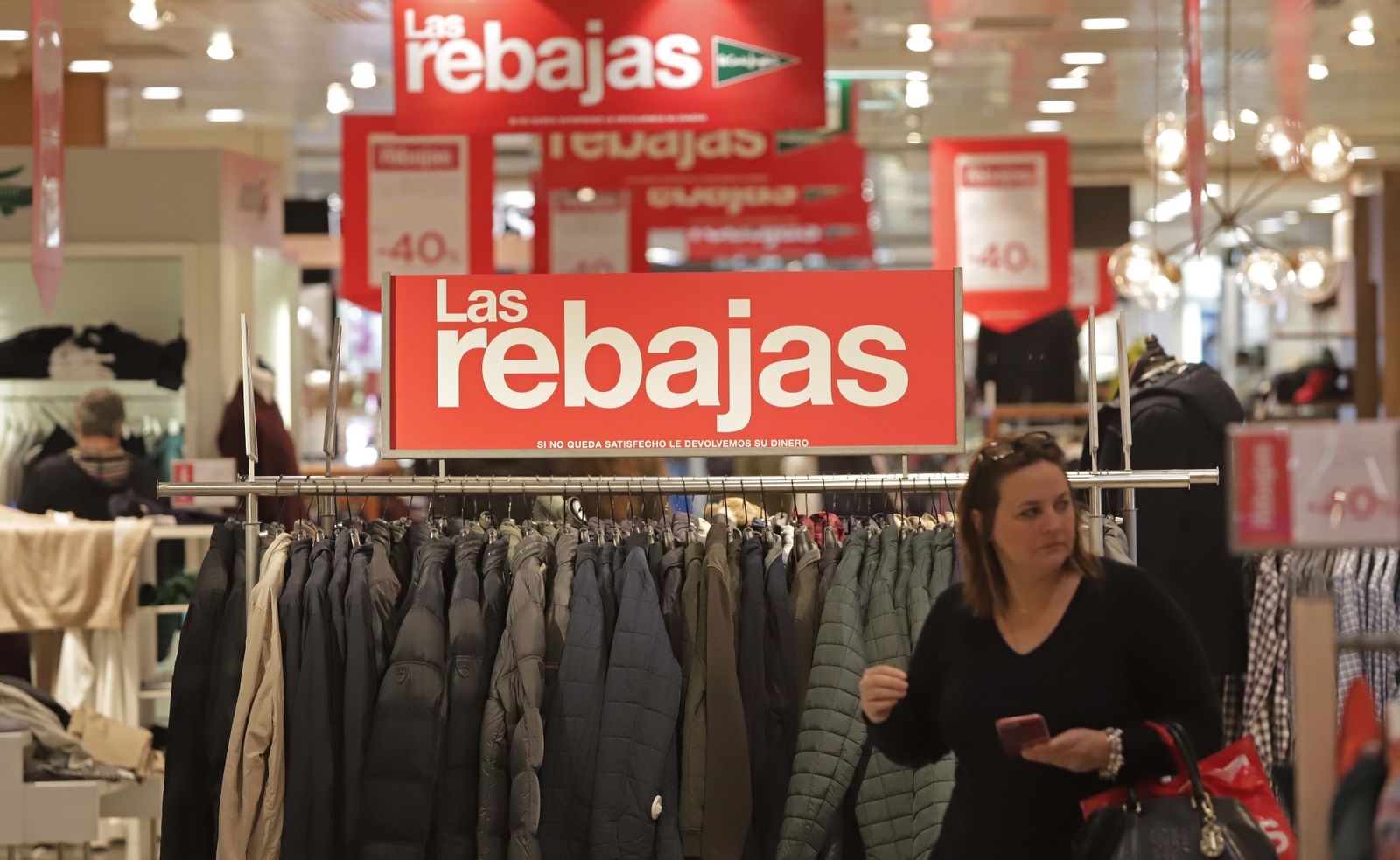Una mujer realiza compras en un centro comercial de Algeciras en el primer día de rebajas, este lunes.