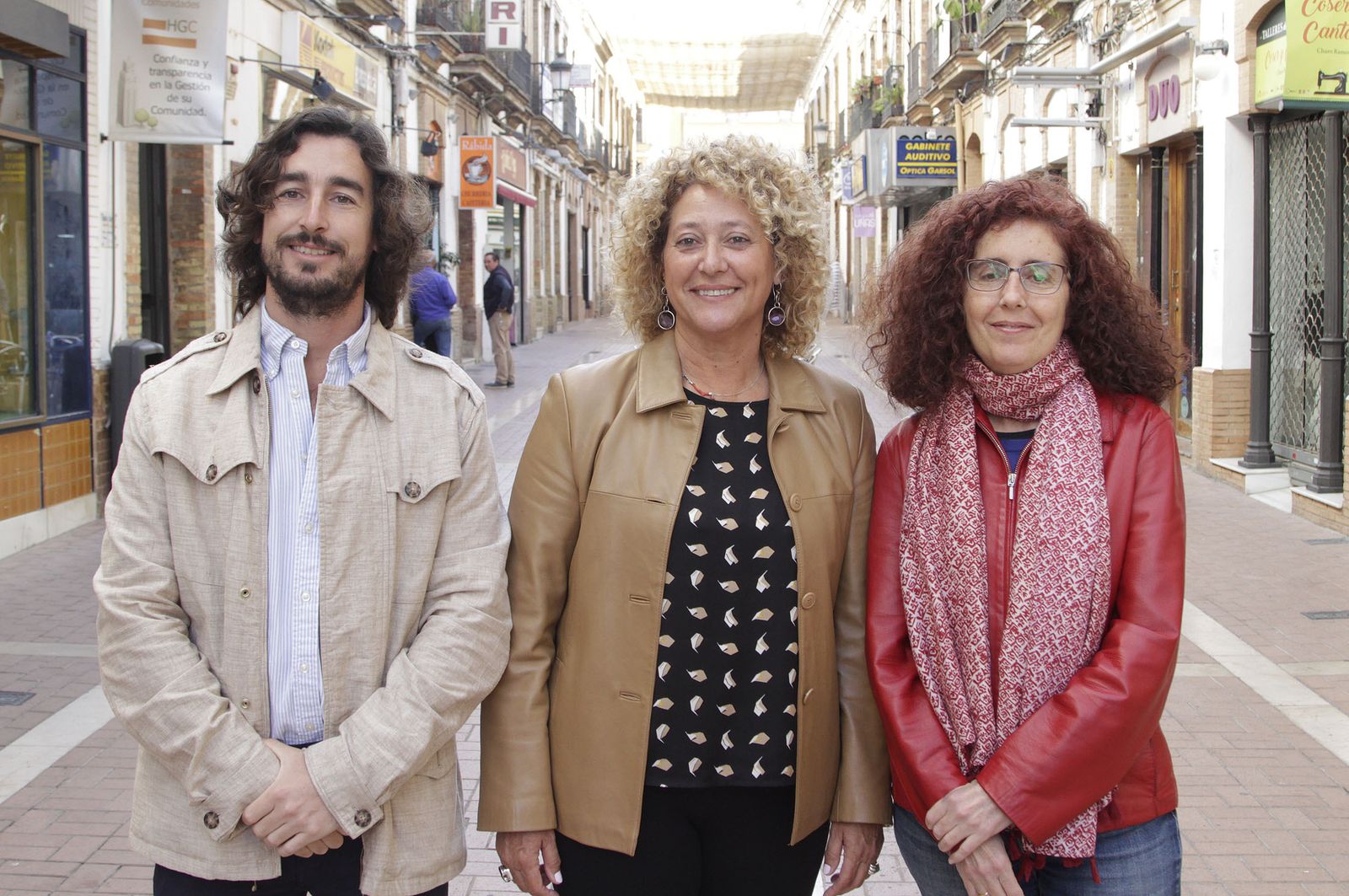La candidata Pilar Marín, con dos componentes de su equipo, Javier González y Patricia Pelegrín, ayer en la calle Rábida de Huelva.