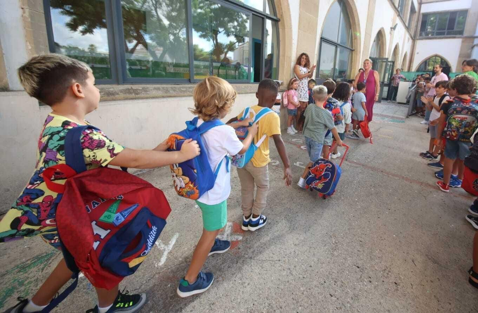 Varios alumnos, accediendo a las aulas en el CEIP Isabel La Católica.