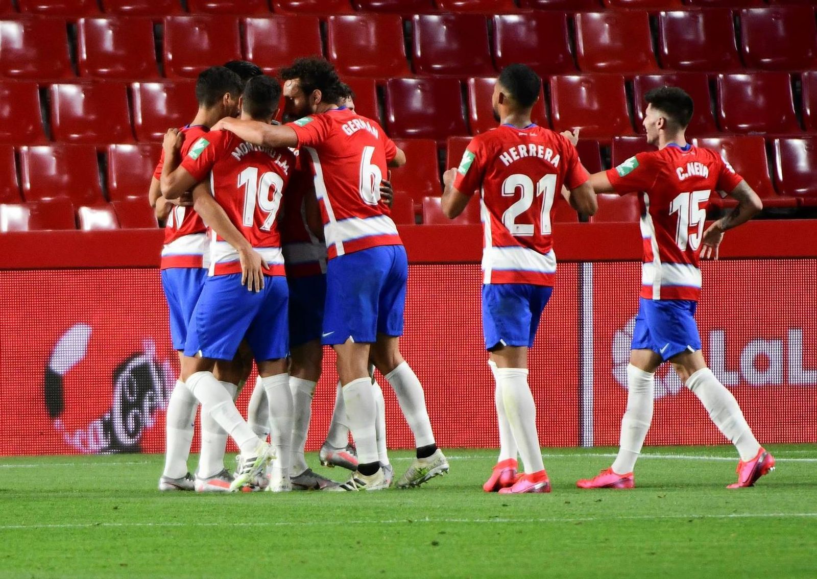 Varios jugadores del Granada celebran un gol